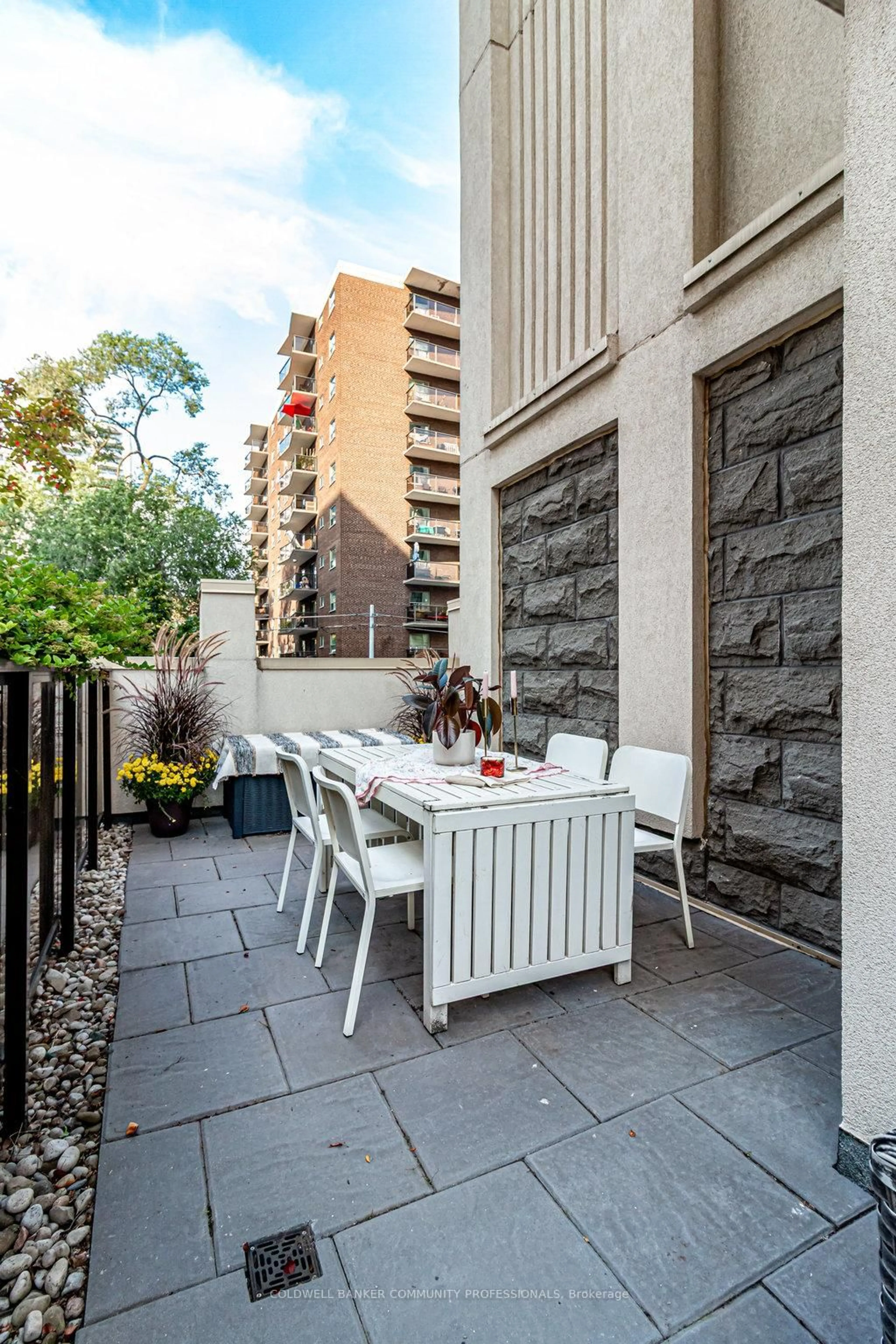 Patio, street for 81 Robinson St #203, Hamilton Ontario L8P 0C2