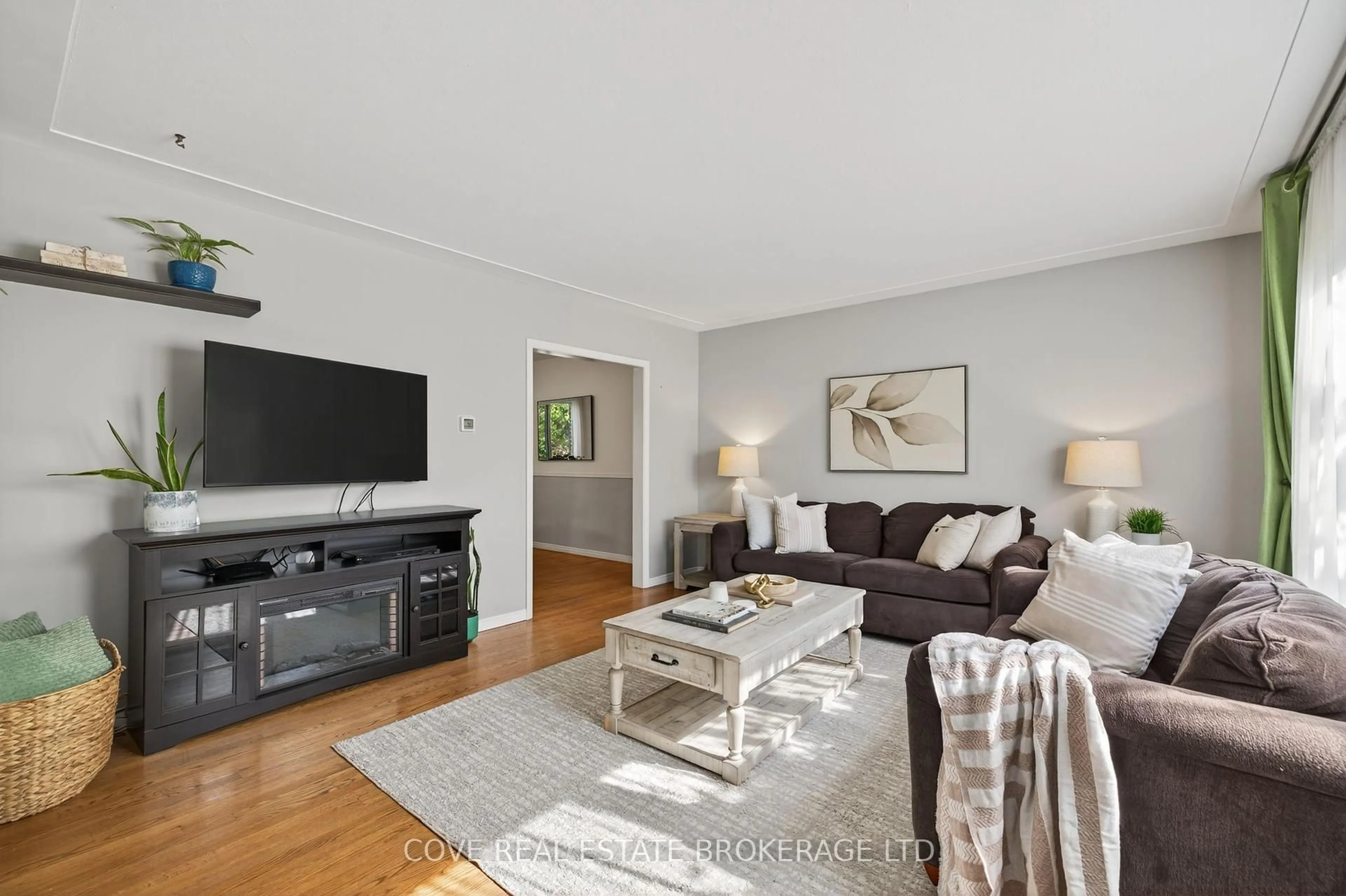 Living room with furniture, unknown for 40 Hawkesbury Ave, London East Ontario N5V 2K1