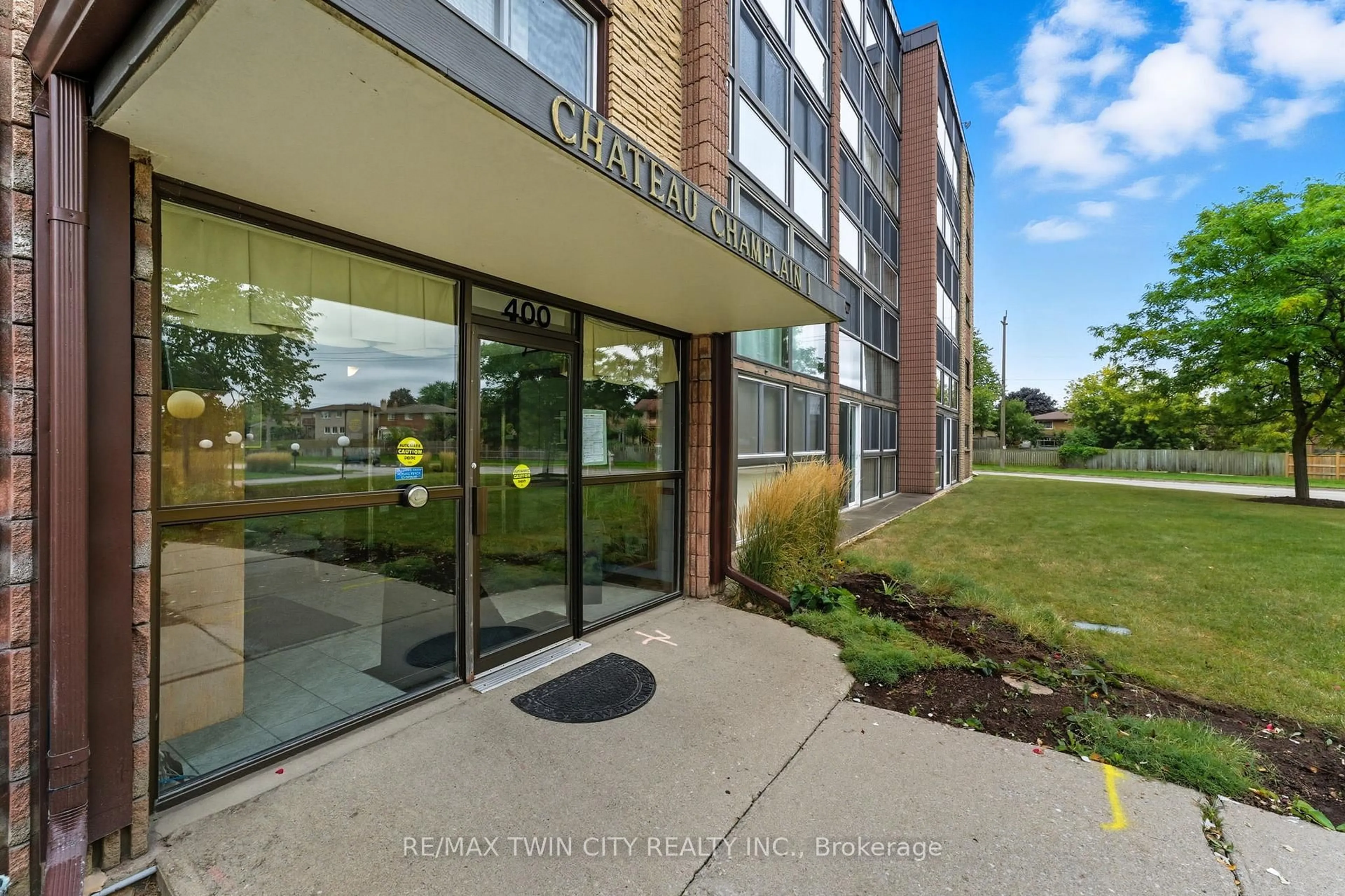 Patio, building for 400 Champlain Blvd #305, Cambridge Ontario N1R 7J6