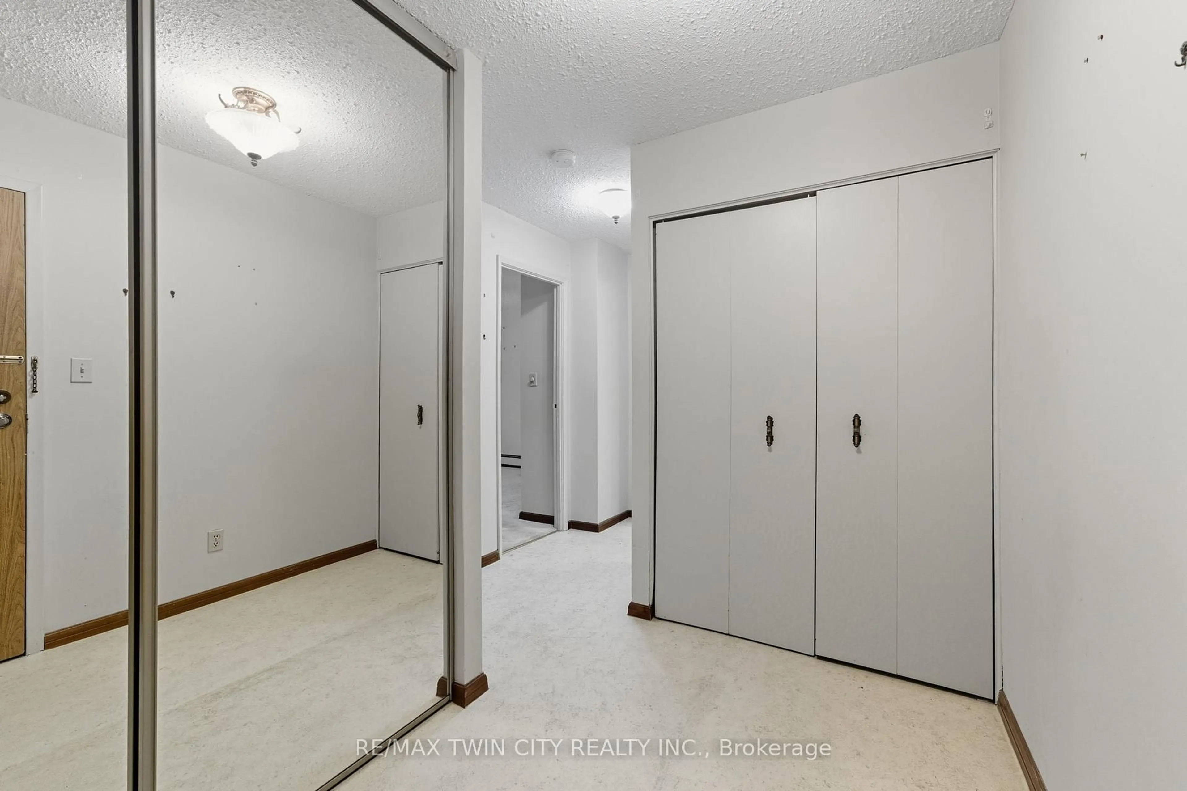 Unknown for 400 Champlain Blvd #305, Cambridge Ontario N1R 7J6