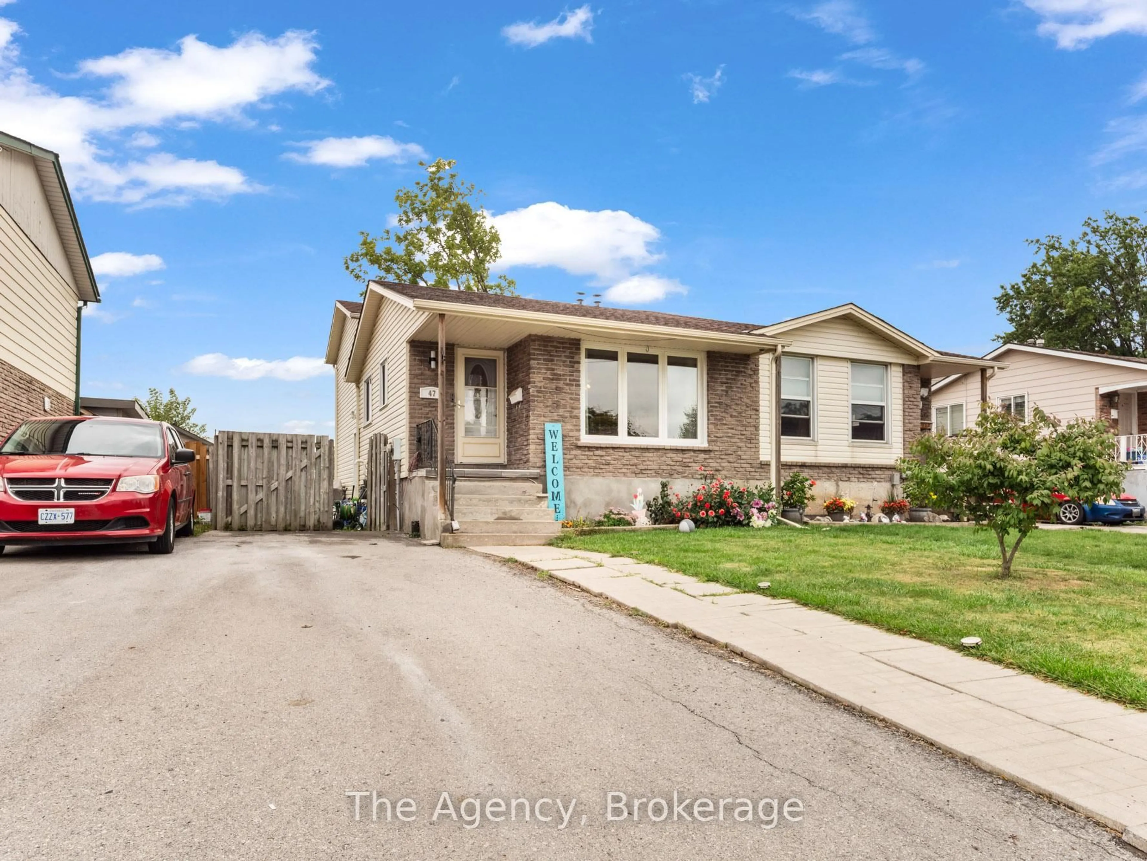Home with vinyl exterior material, street for 47 Canterbury Dr, St. Catharines Ontario L2P 3M6