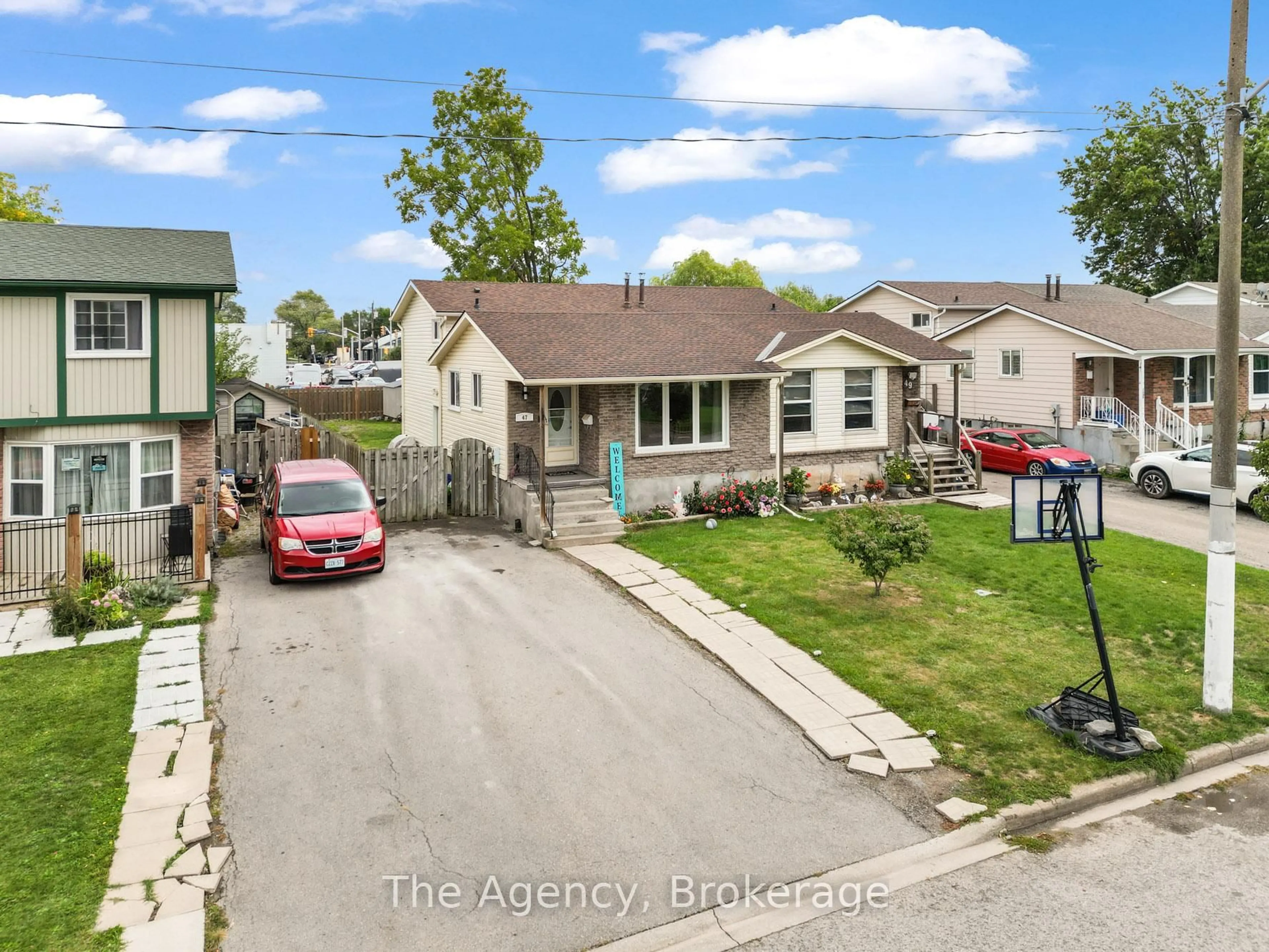 A pic from outside/outdoor area/front of a property/back of a property/a pic from drone, street for 47 Canterbury Dr, St. Catharines Ontario L2P 3M6