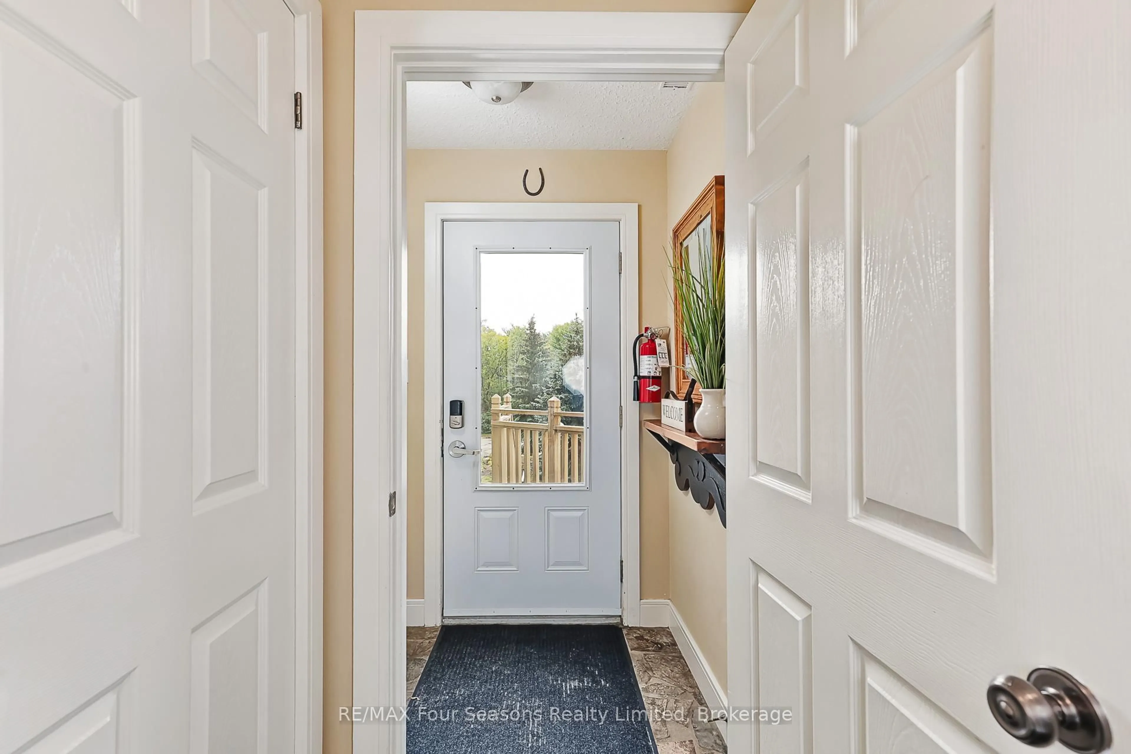 Indoor entryway for 170 Snowbridge Way #225, Blue Mountains Ontario N0H 2P0