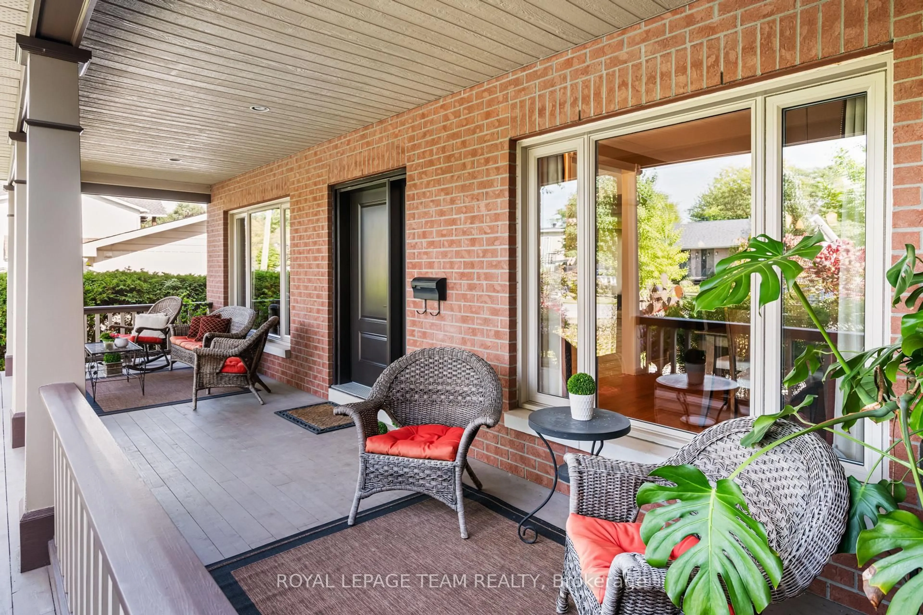 Patio, street for 1601 Apeldoorn Ave, Ottawa Ontario K2C 1V4