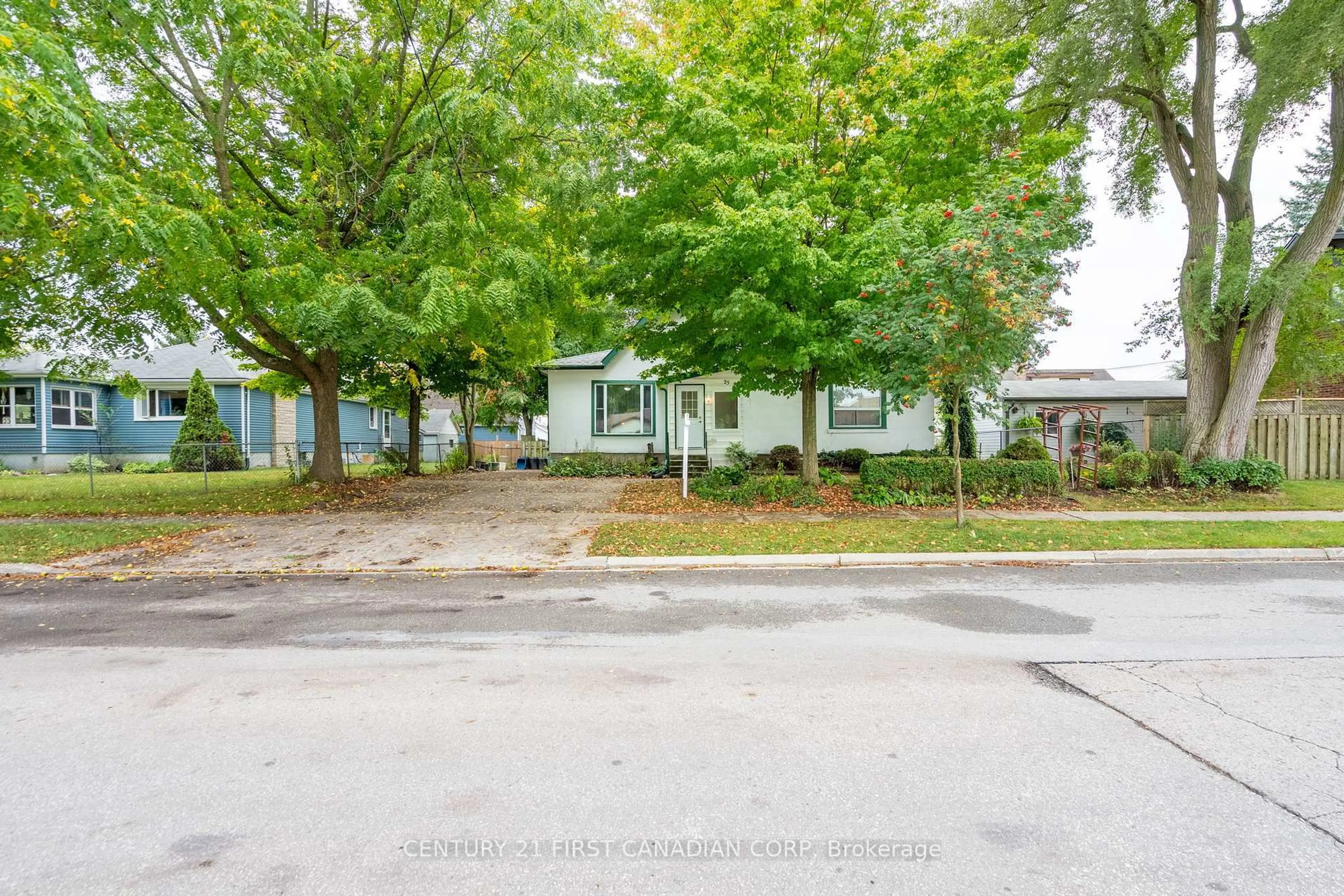 A pic from outside/outdoor area/front of a property/back of a property/a pic from drone, street for 25 Langarth St, London South Ontario N6J 1P1