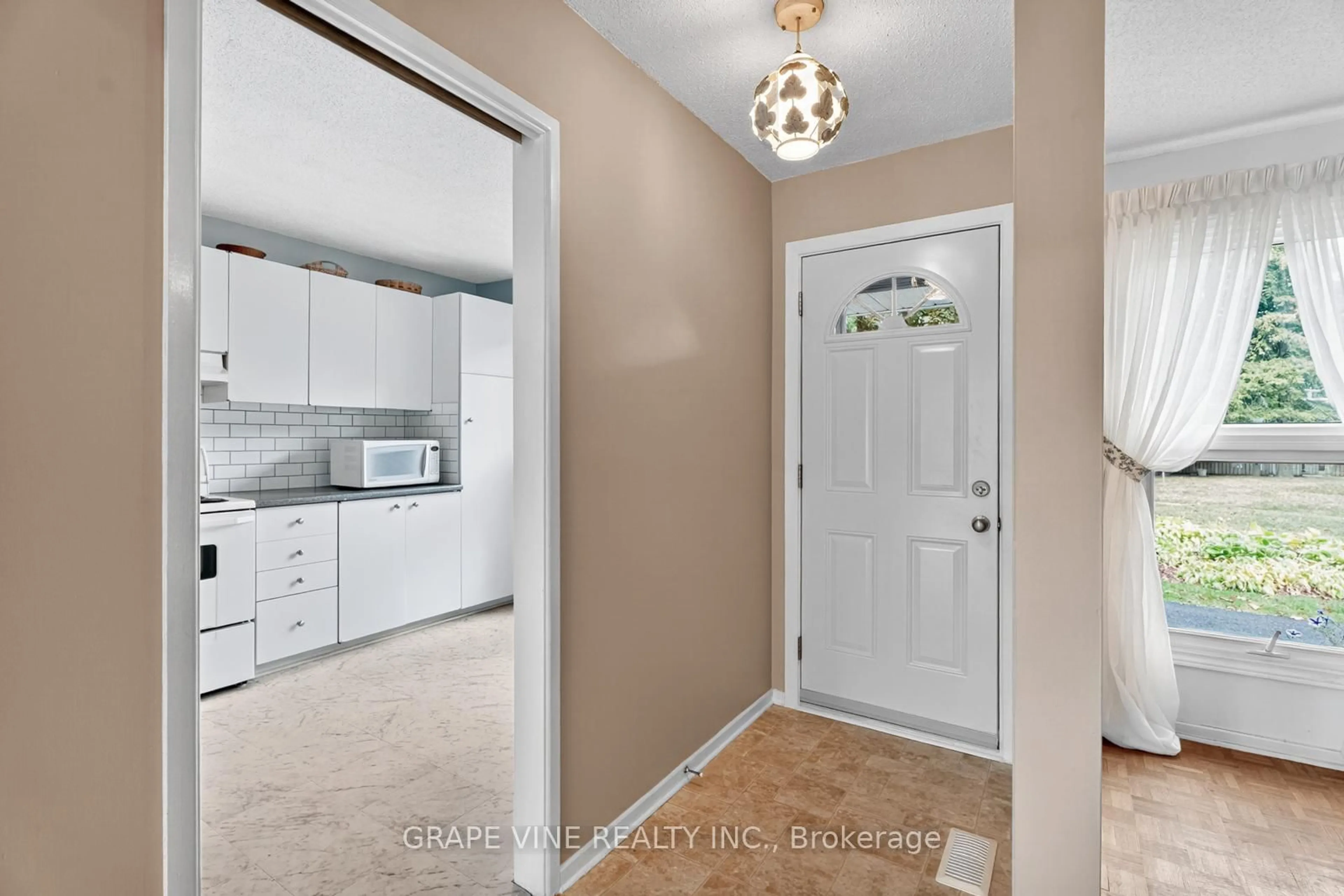 Indoor entryway for 66 Rutherford Way, Ottawa Ontario K2K 1N4