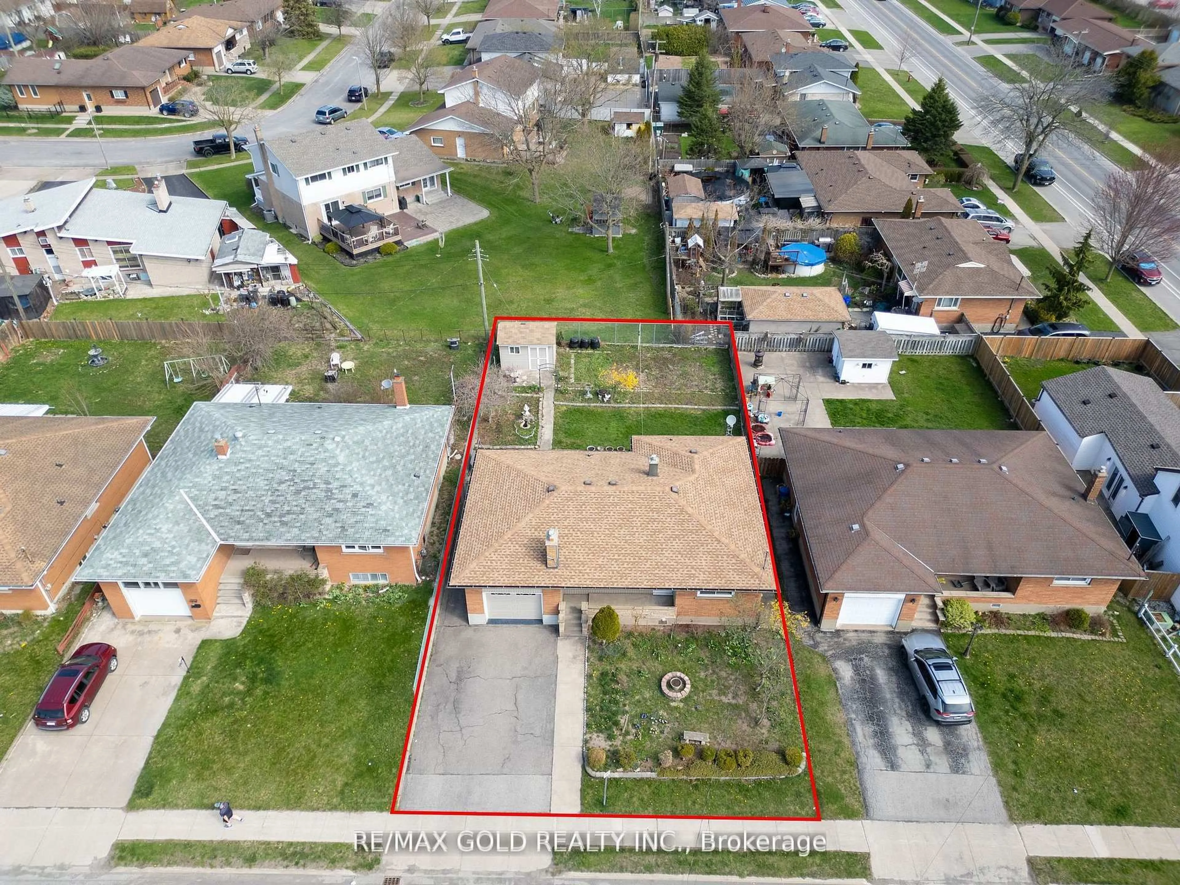 A pic from outside/outdoor area/front of a property/back of a property/a pic from drone, street for 621 Lincoln St, Welland Ontario L3B 4R2