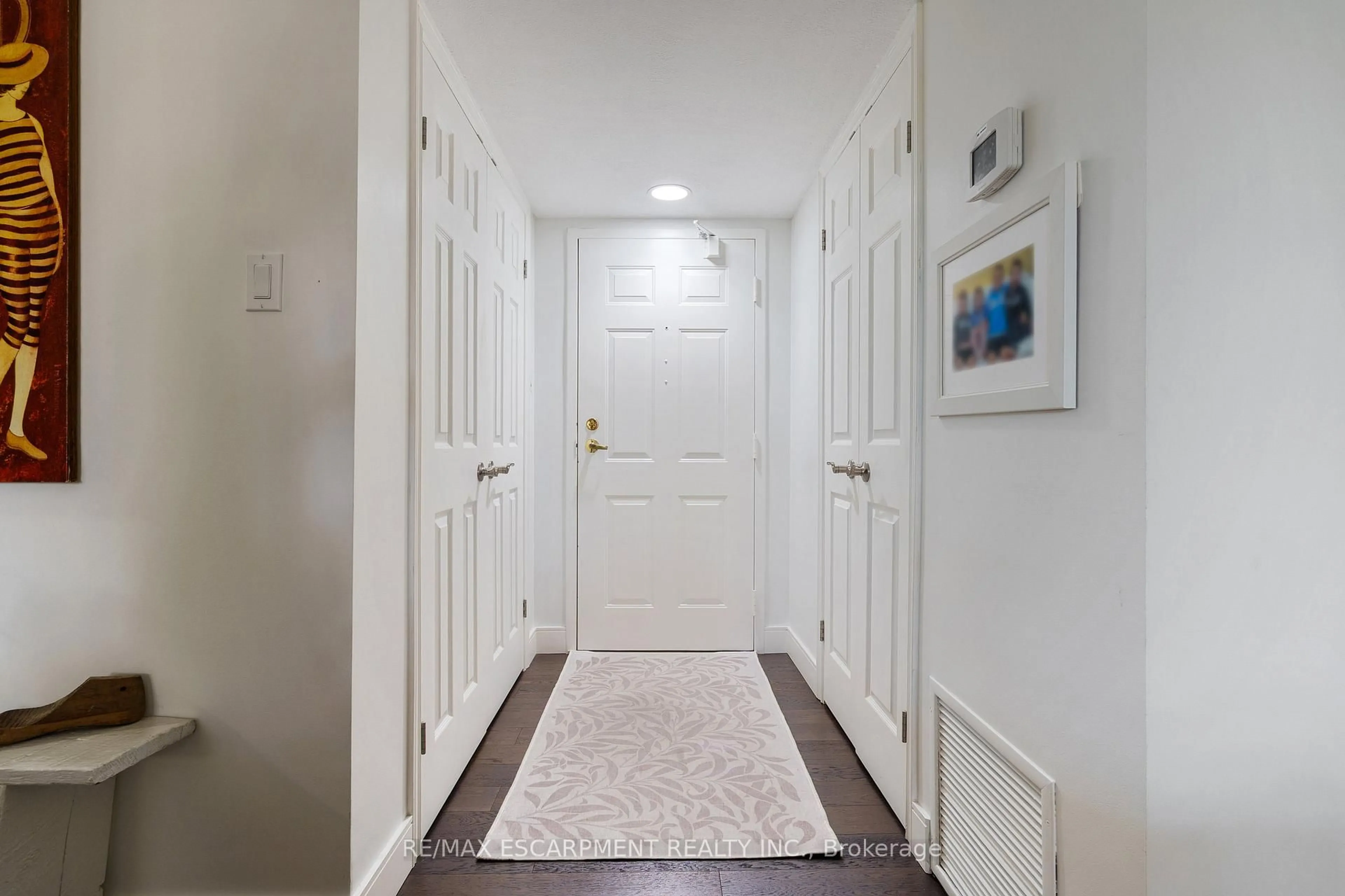Indoor entryway for 150 Wilson St #301, Hamilton Ontario L8R 1E2