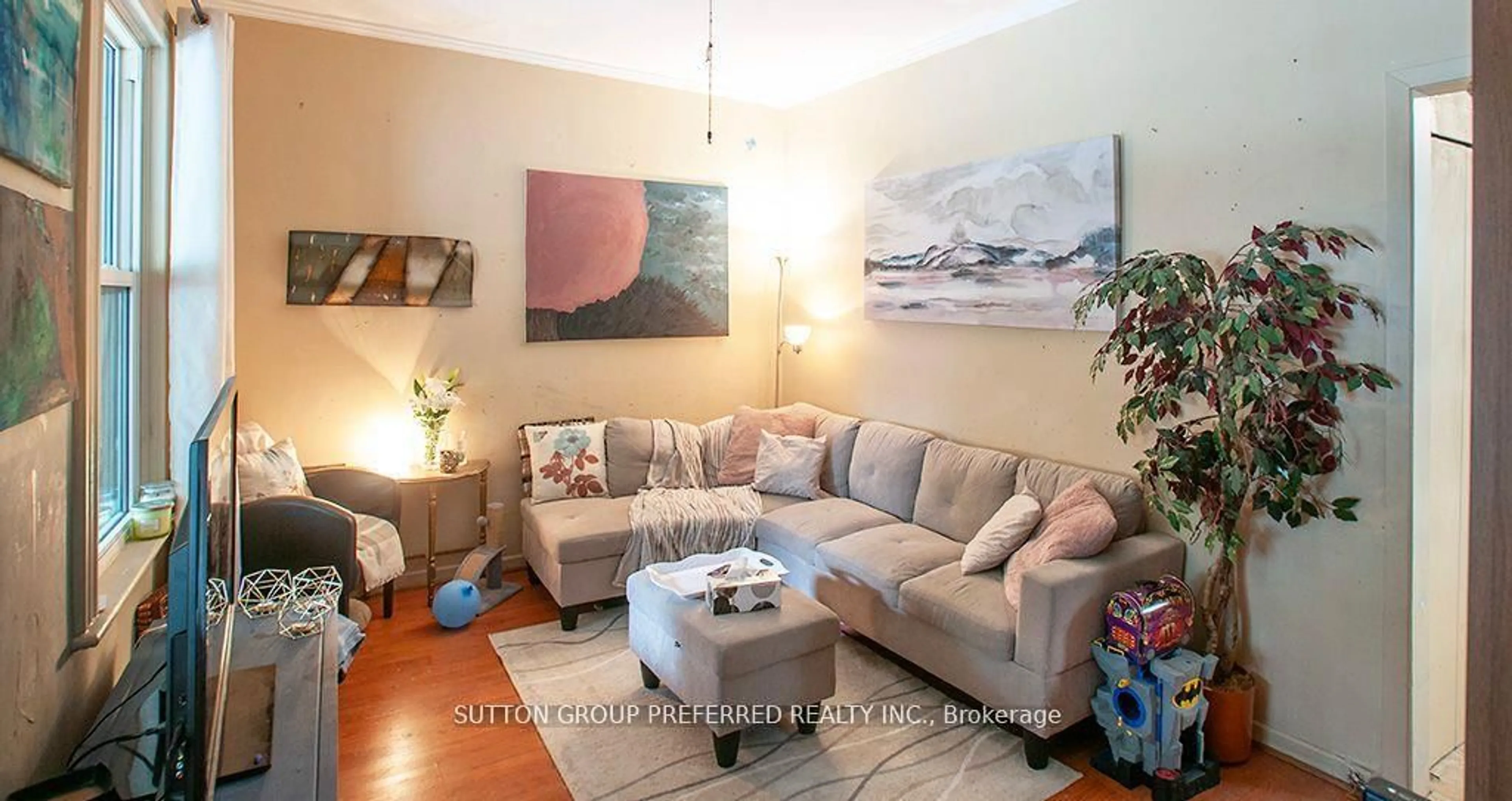 Living room with furniture, wood/laminate floor for 138 Colborne St, London East Ontario N6B 2R9