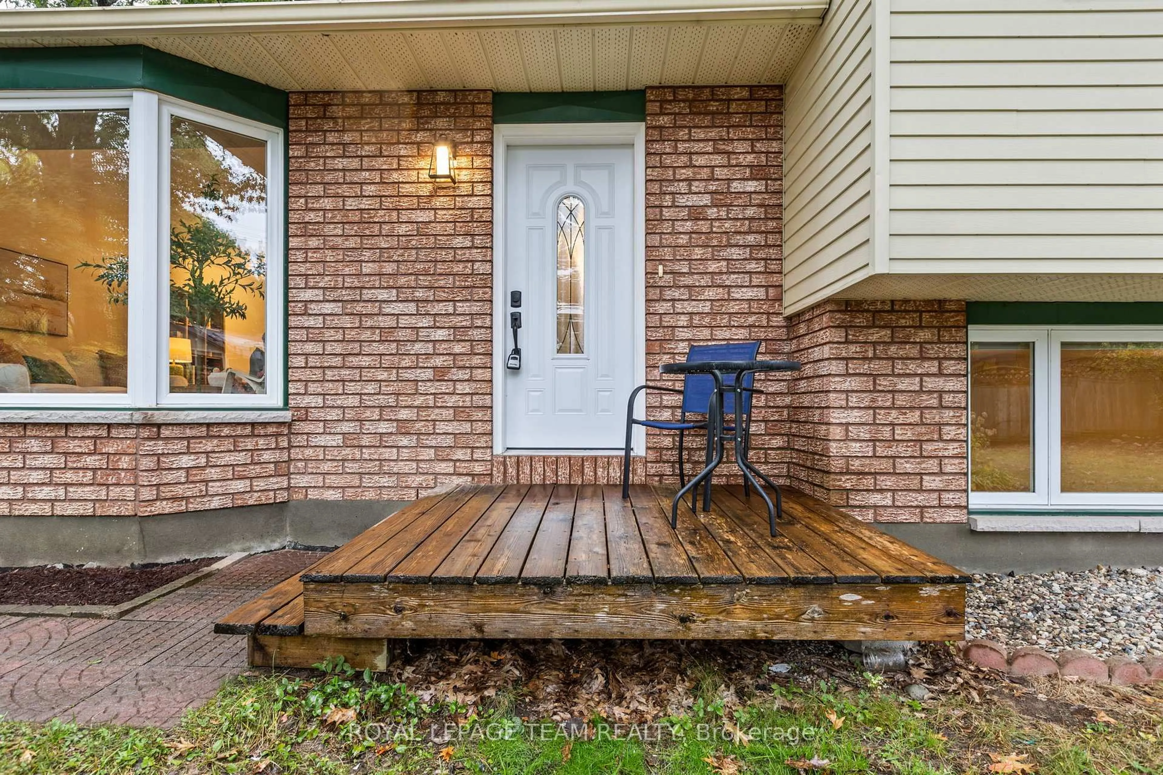Indoor entryway for 126 Constance Bay Rd, Ottawa Ontario K0A 3M0