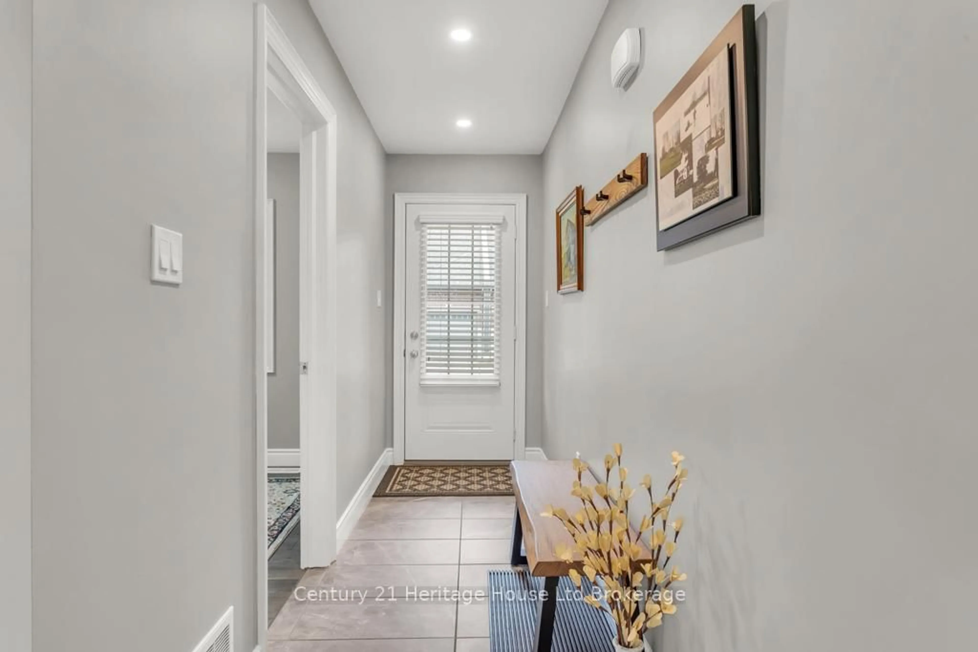 Indoor entryway for 35 Chatfield St #3, Ingersoll Ontario N5C 0B3
