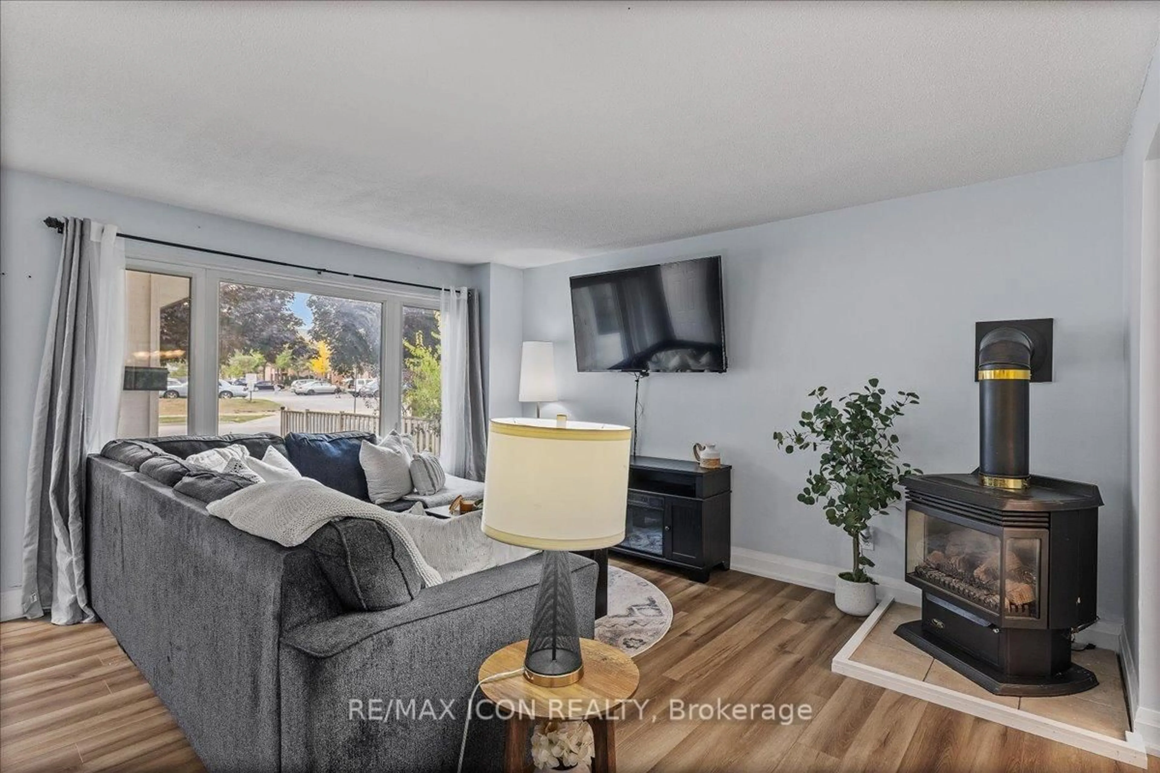 Living room with furniture, wood/laminate floor for 331 Preston Pkwy, Cambridge Ontario N3H 4Z4