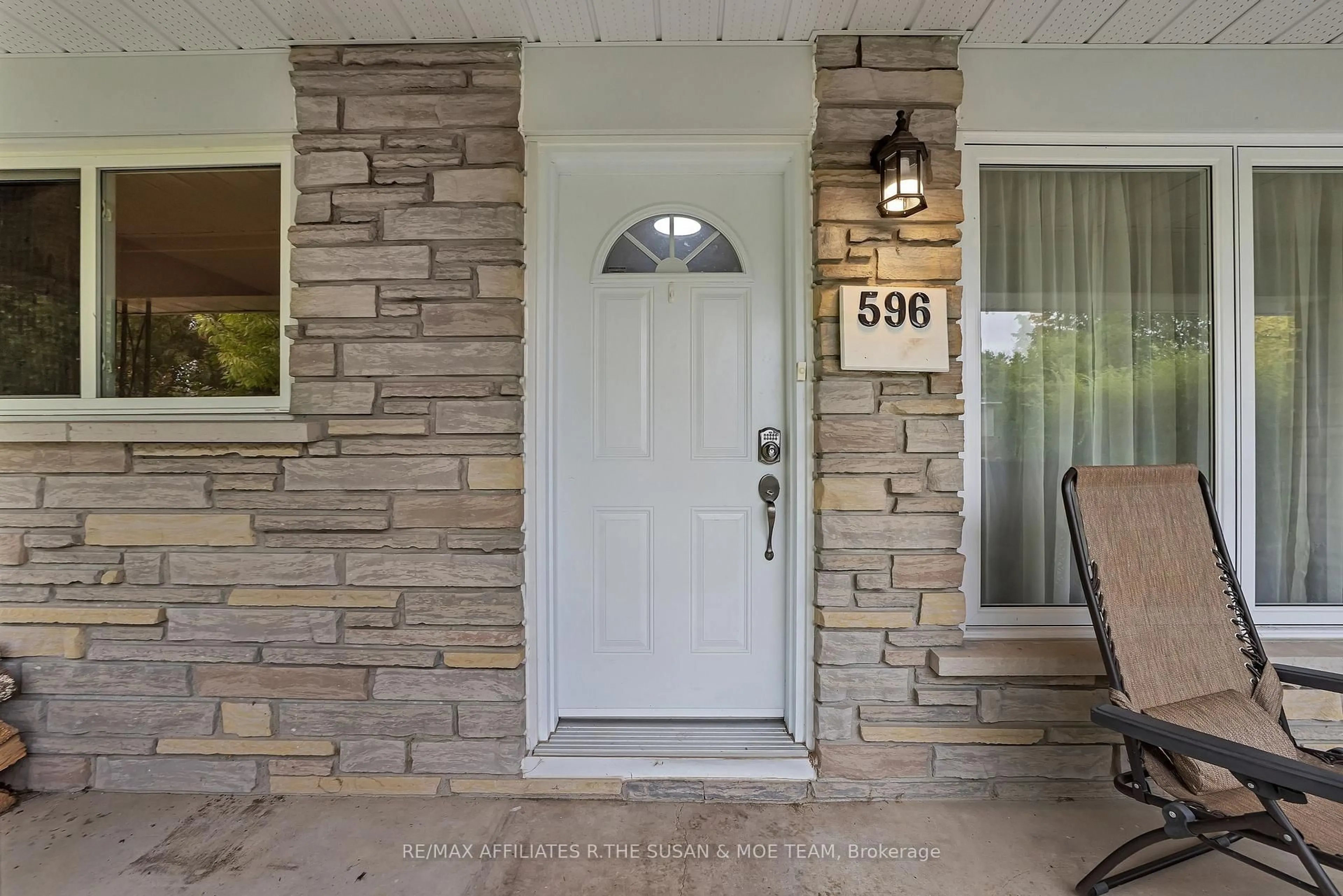 Indoor entryway for 596 Dickinson Ave, Ottawa Ontario K1V 7J4