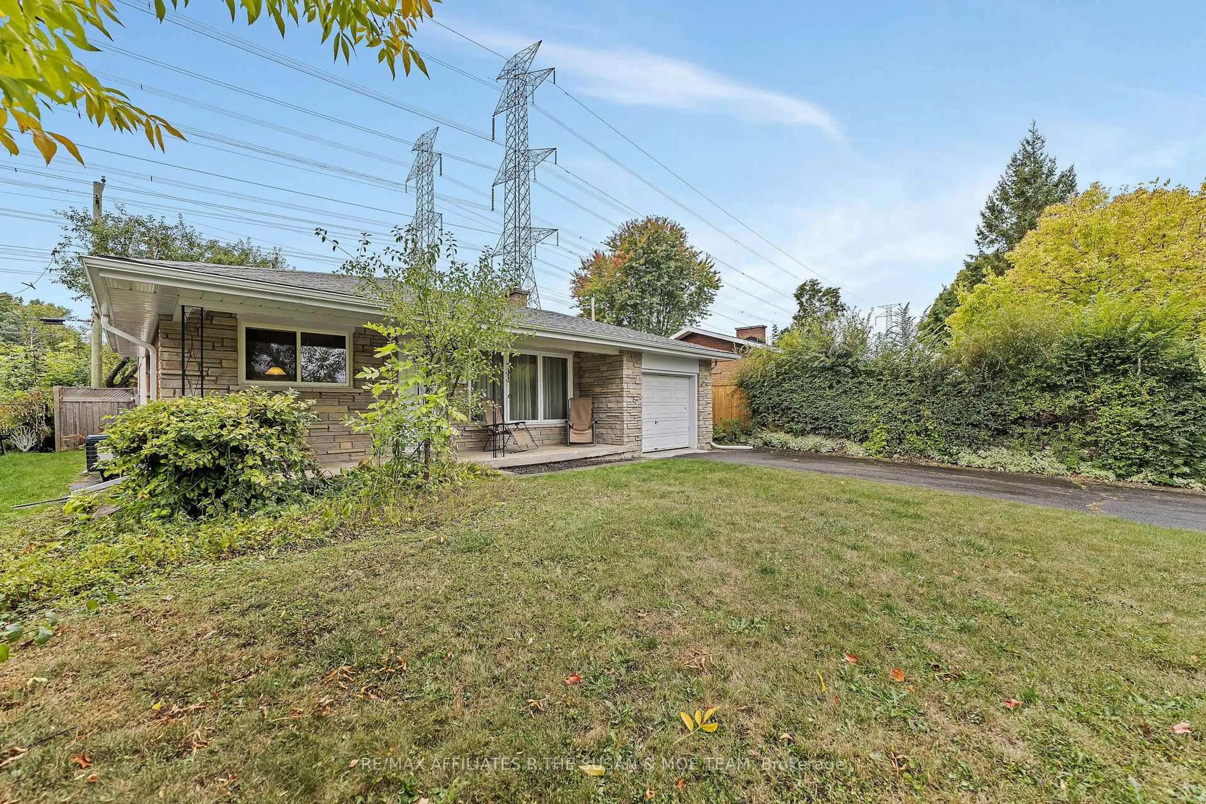 Patio, street for 596 Dickinson Ave, Ottawa Ontario K1V 7J4