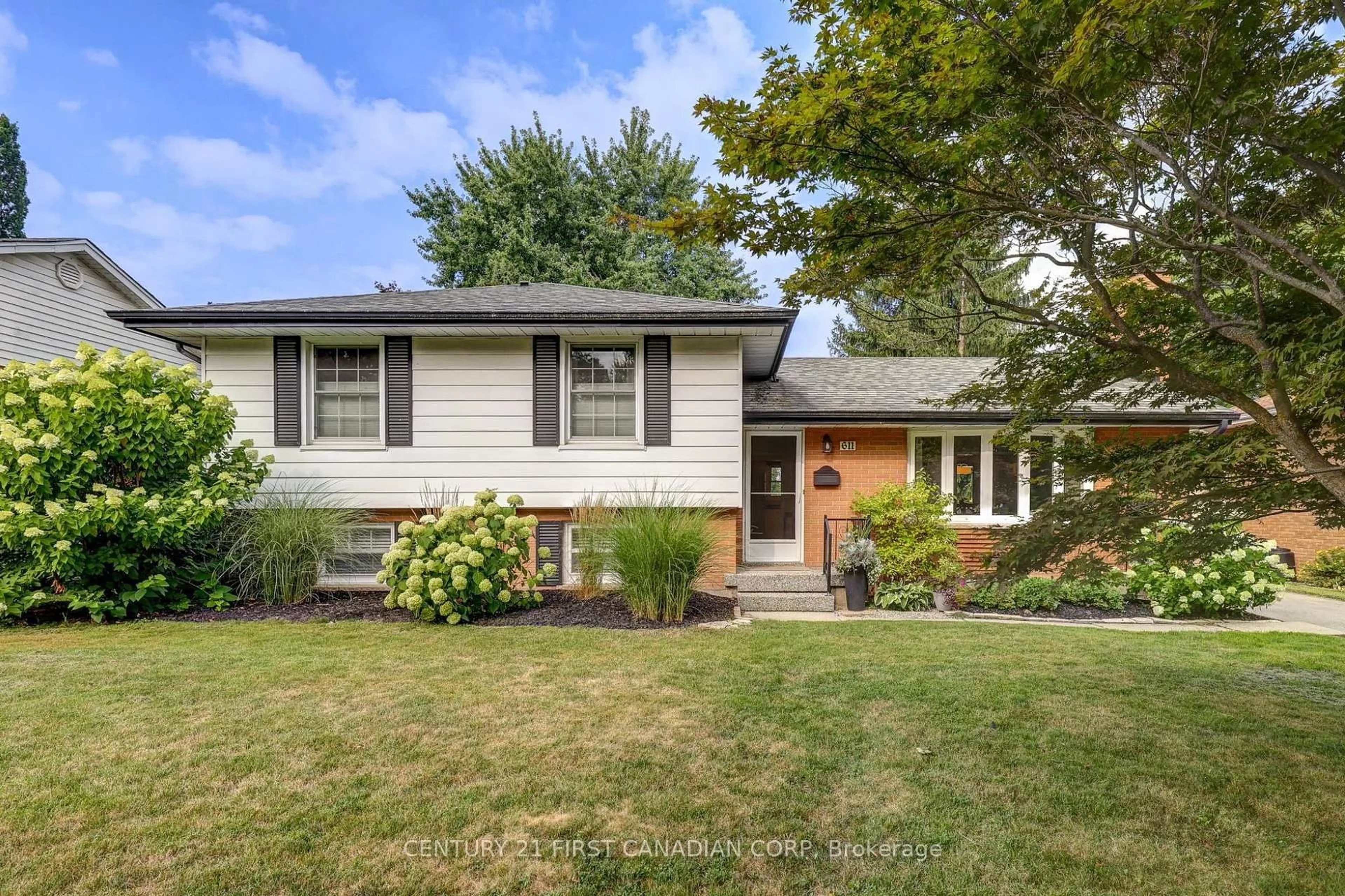 Home with vinyl exterior material, street for 611 Chiddington Ave, London South Ontario N6C 2W6