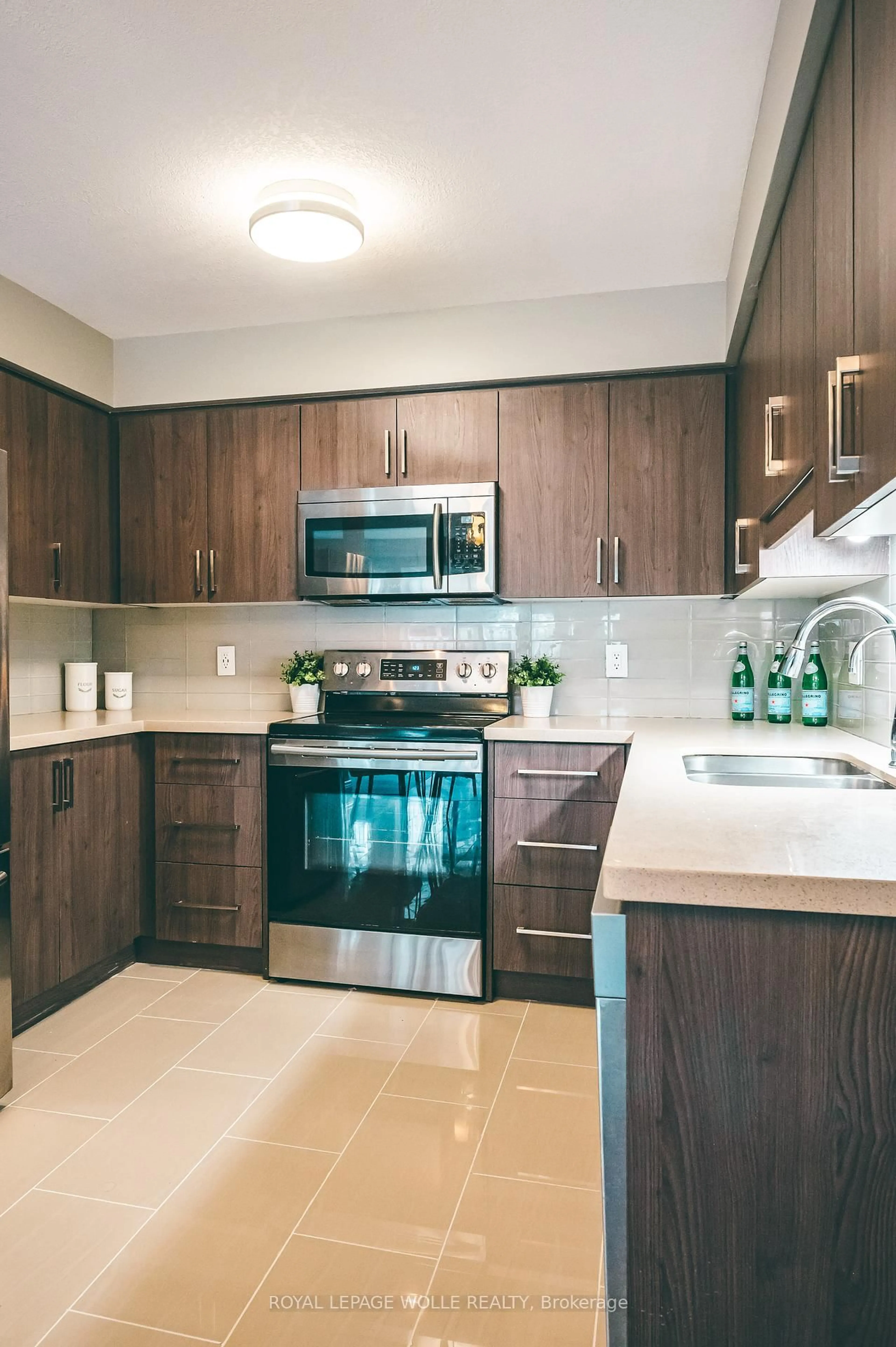 Contemporary kitchen, unknown for 85 Bankside Dr #K63, Kitchener Ontario N2N 3M4