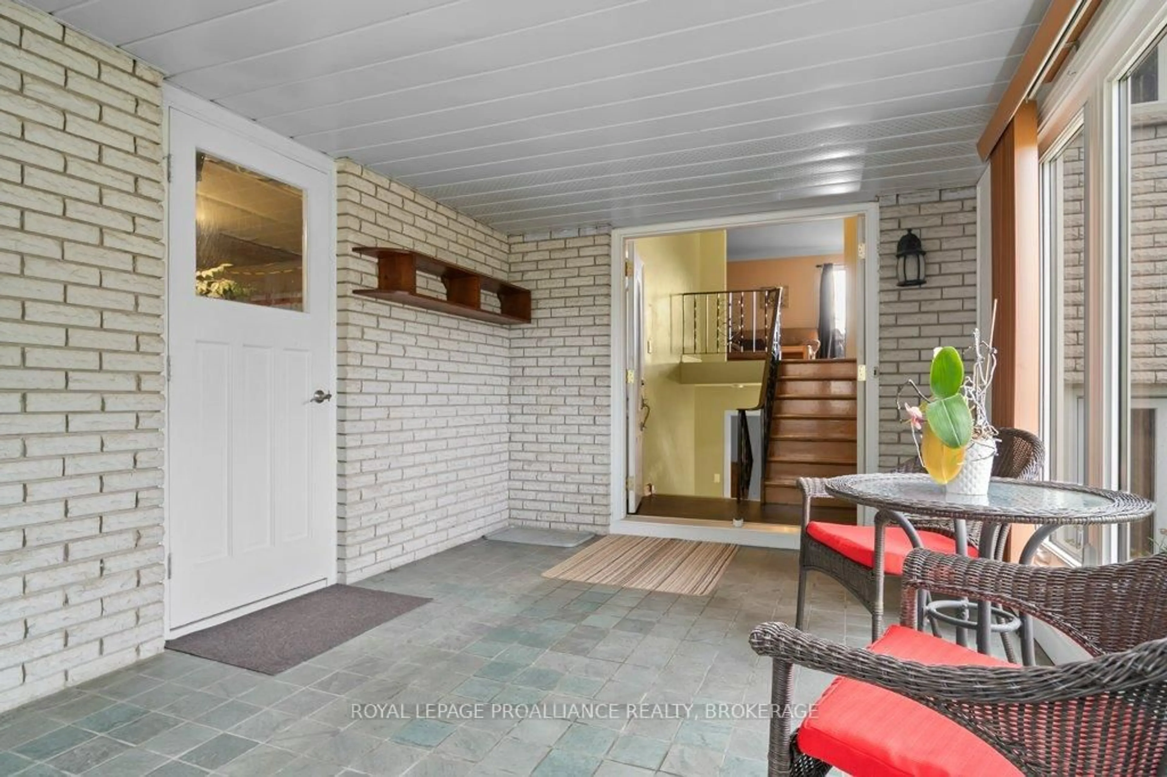 Indoor entryway for 673 Sussex Blvd, Kingston Ontario K7M 5B2