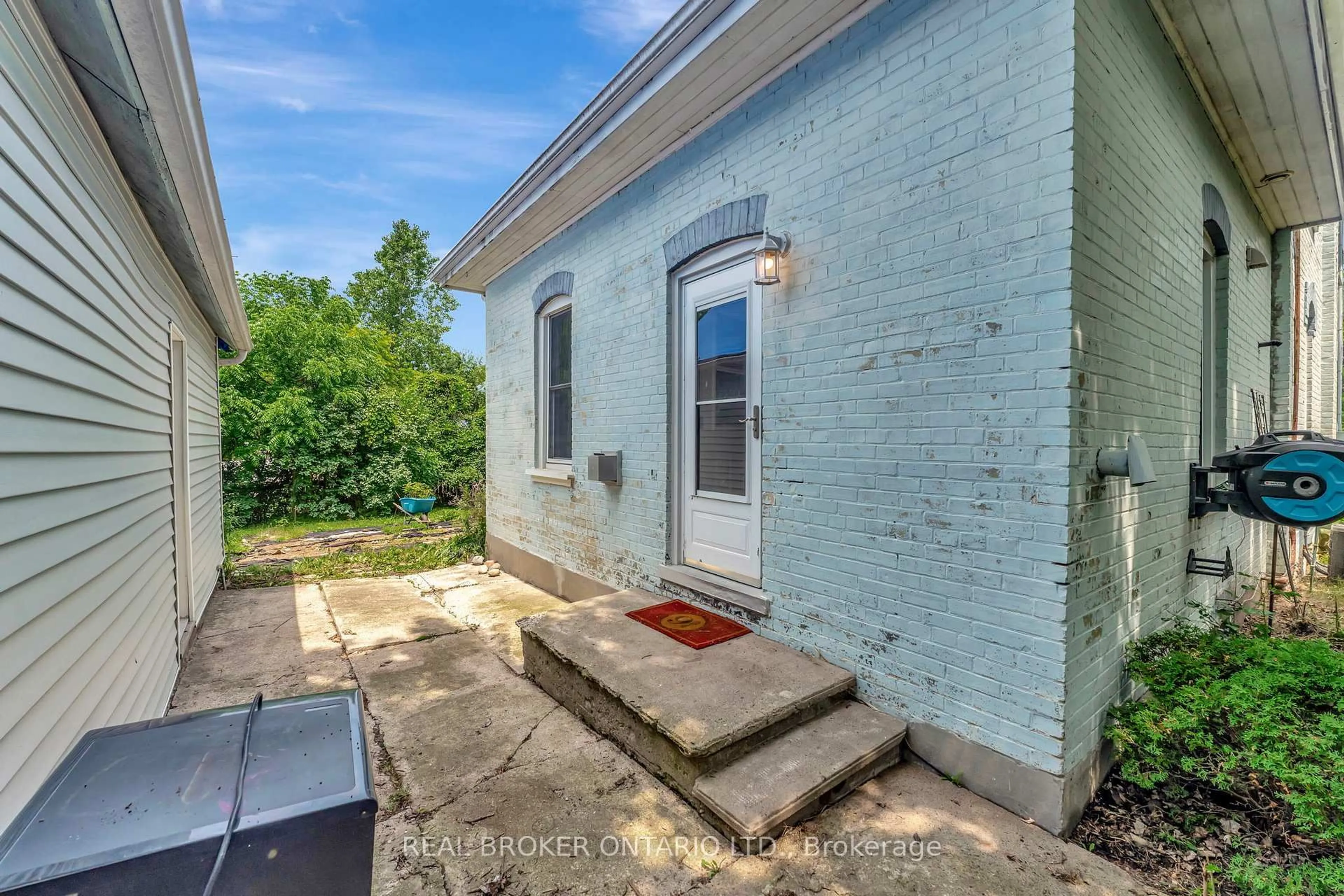 A pic from outside/outdoor area/front of a property/back of a property/a pic from drone, building for 16 Stover St, Norwich Ontario N0J 1P0