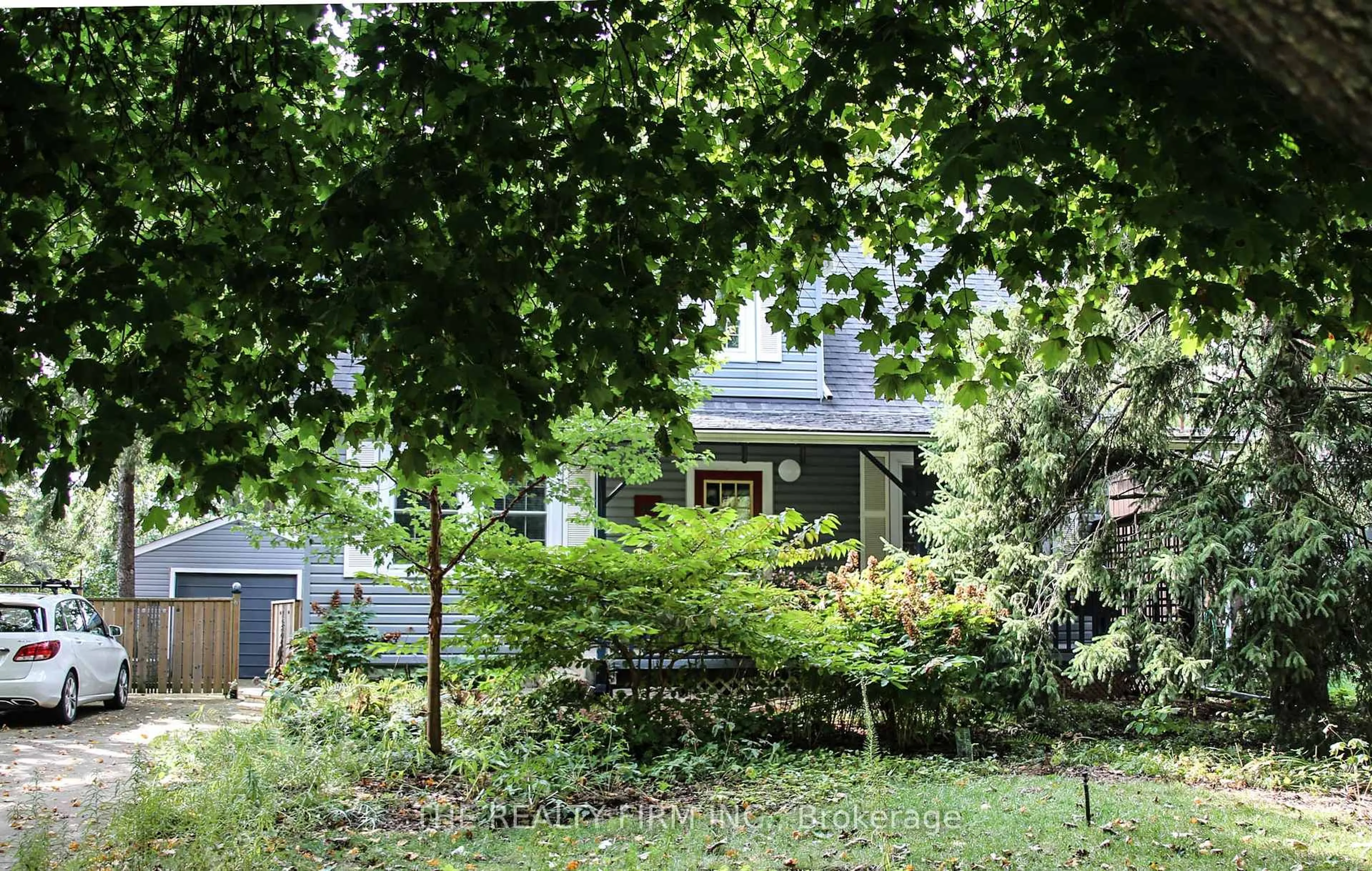 A pic from outside/outdoor area/front of a property/back of a property/a pic from drone, street for 901 Willow Dr, London South Ontario N6E 1P2