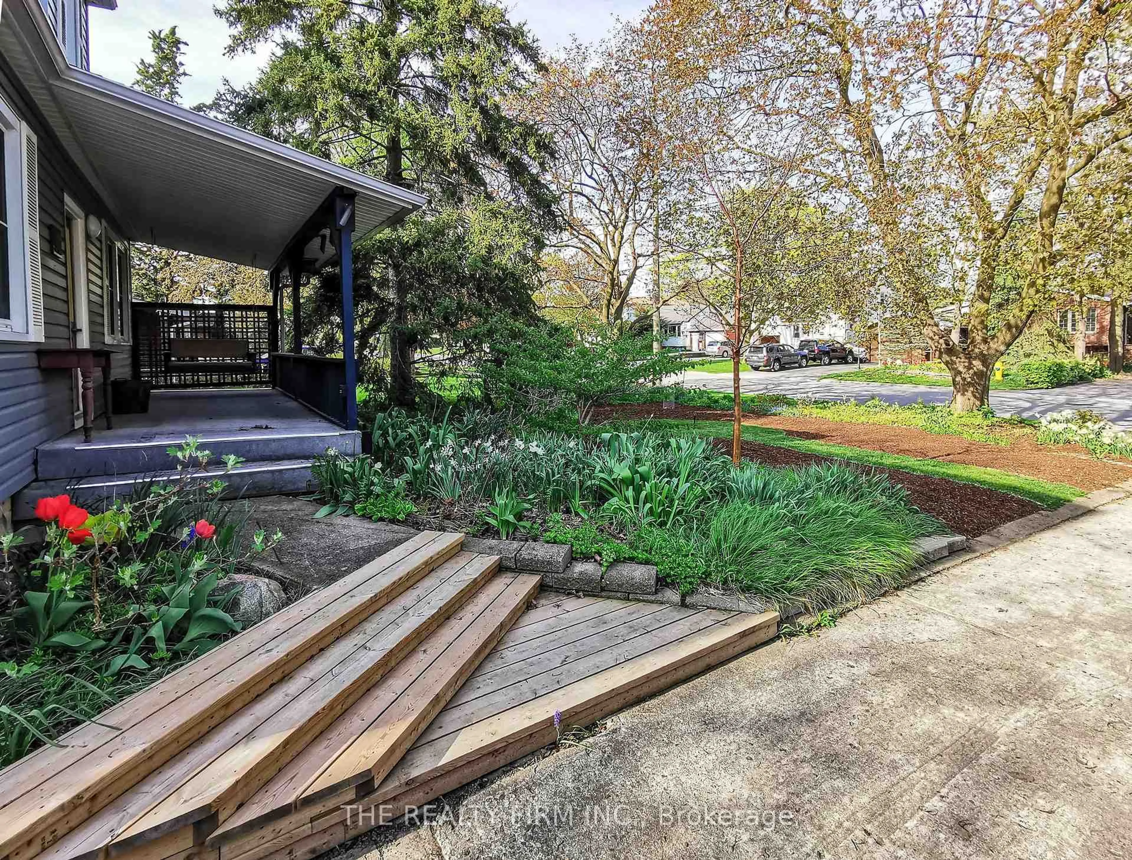 Patio, street for 901 Willow Dr, London South Ontario N6E 1P2