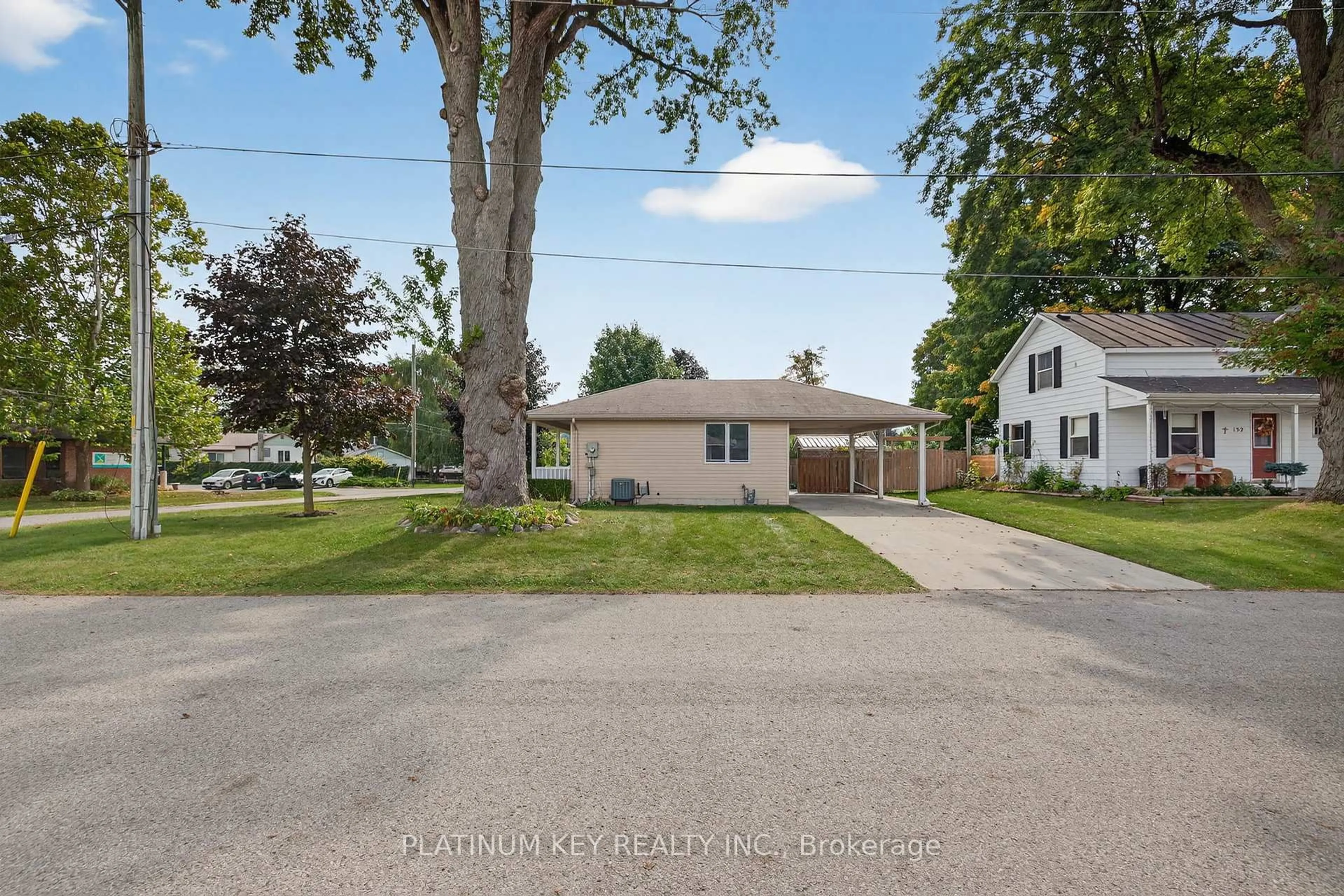 A pic from outside/outdoor area/front of a property/back of a property/a pic from drone, street for 18 Richmond St, Strathroy-Caradoc Ontario N7G 2Y8