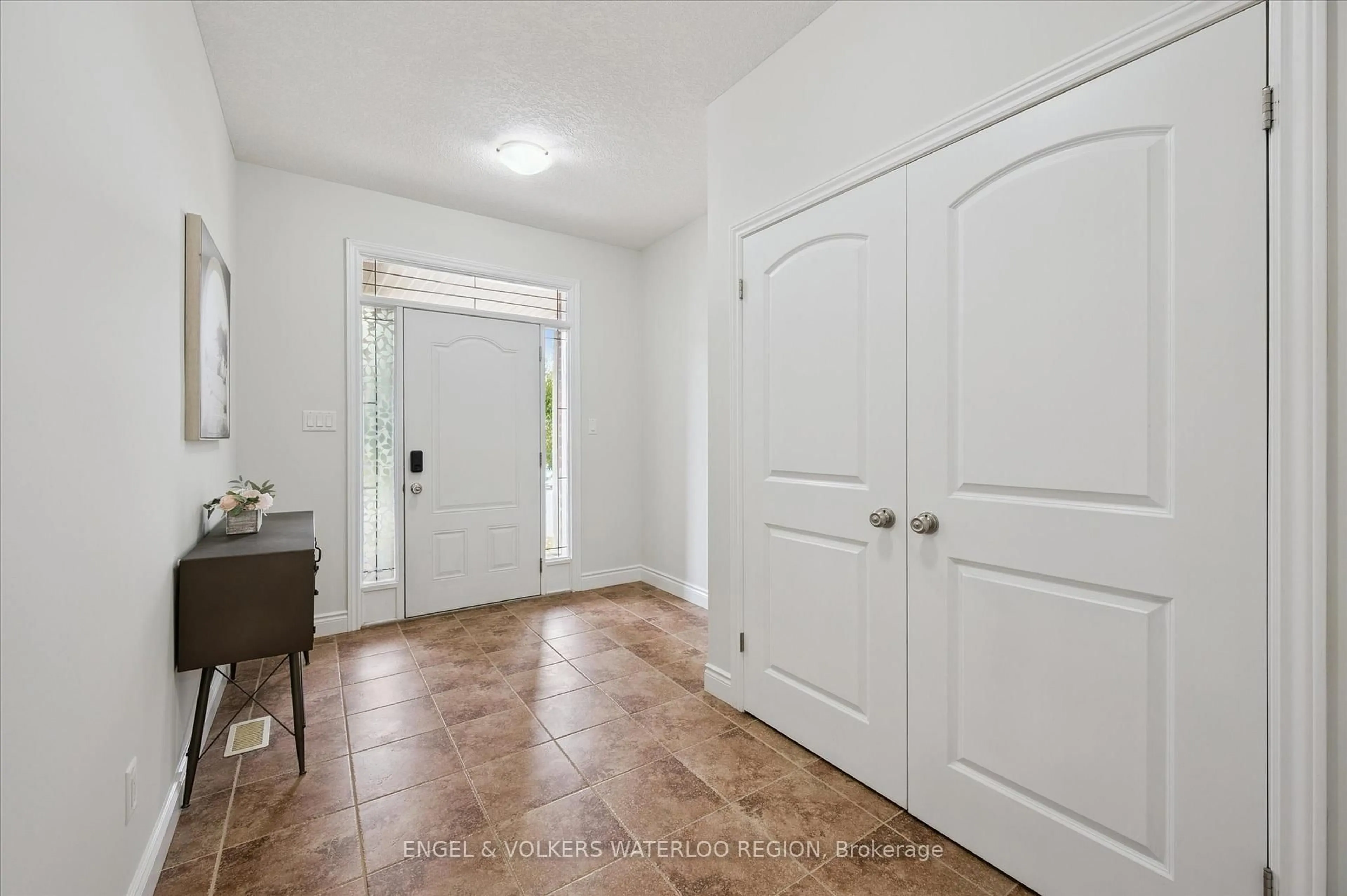 Indoor entryway for 329 Westpark Cres, Waterloo Ontario N2T 0A3