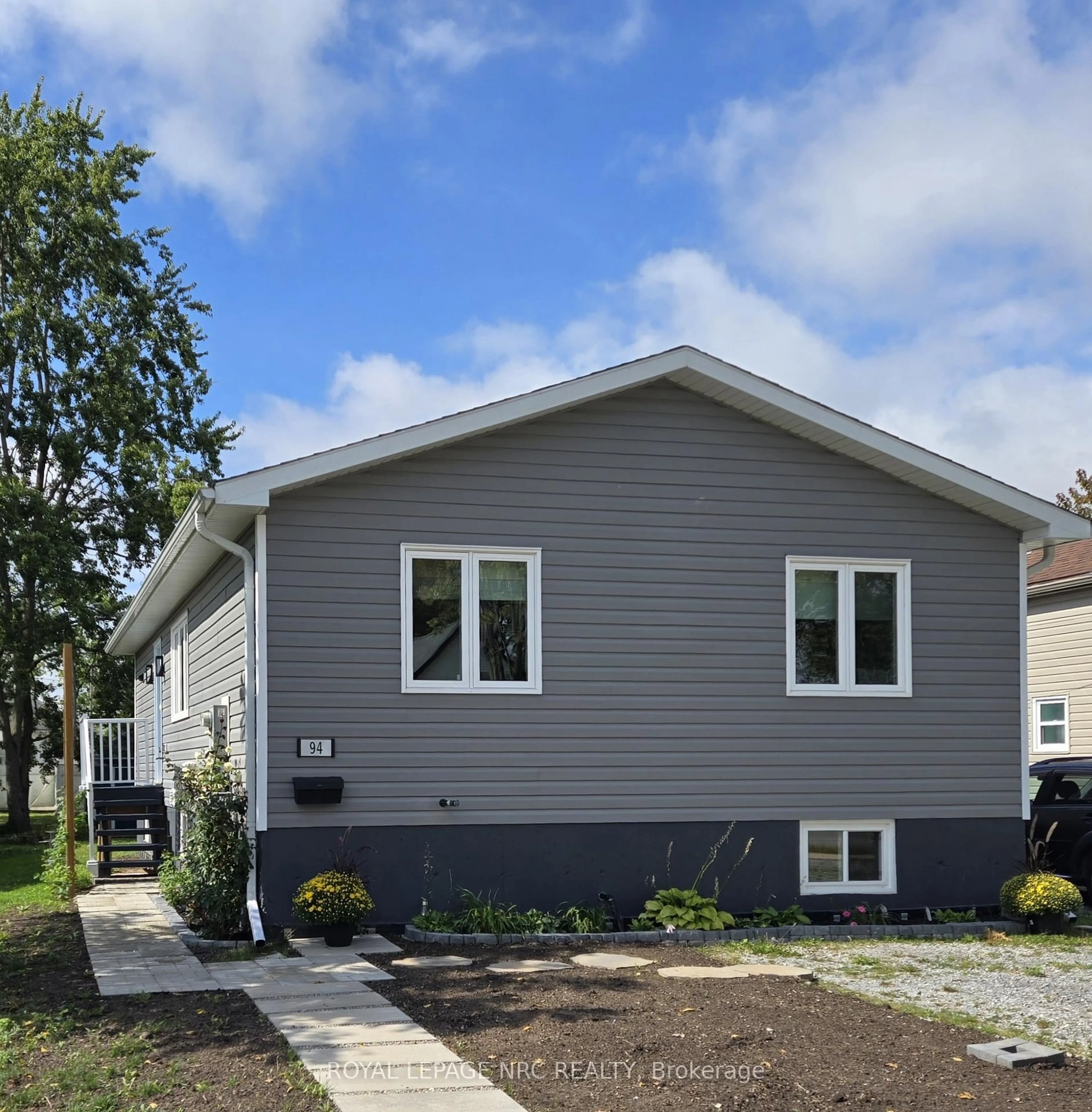 Home with vinyl exterior material, street for 94 Wellington St, Port Colborne Ontario L3K 2J9
