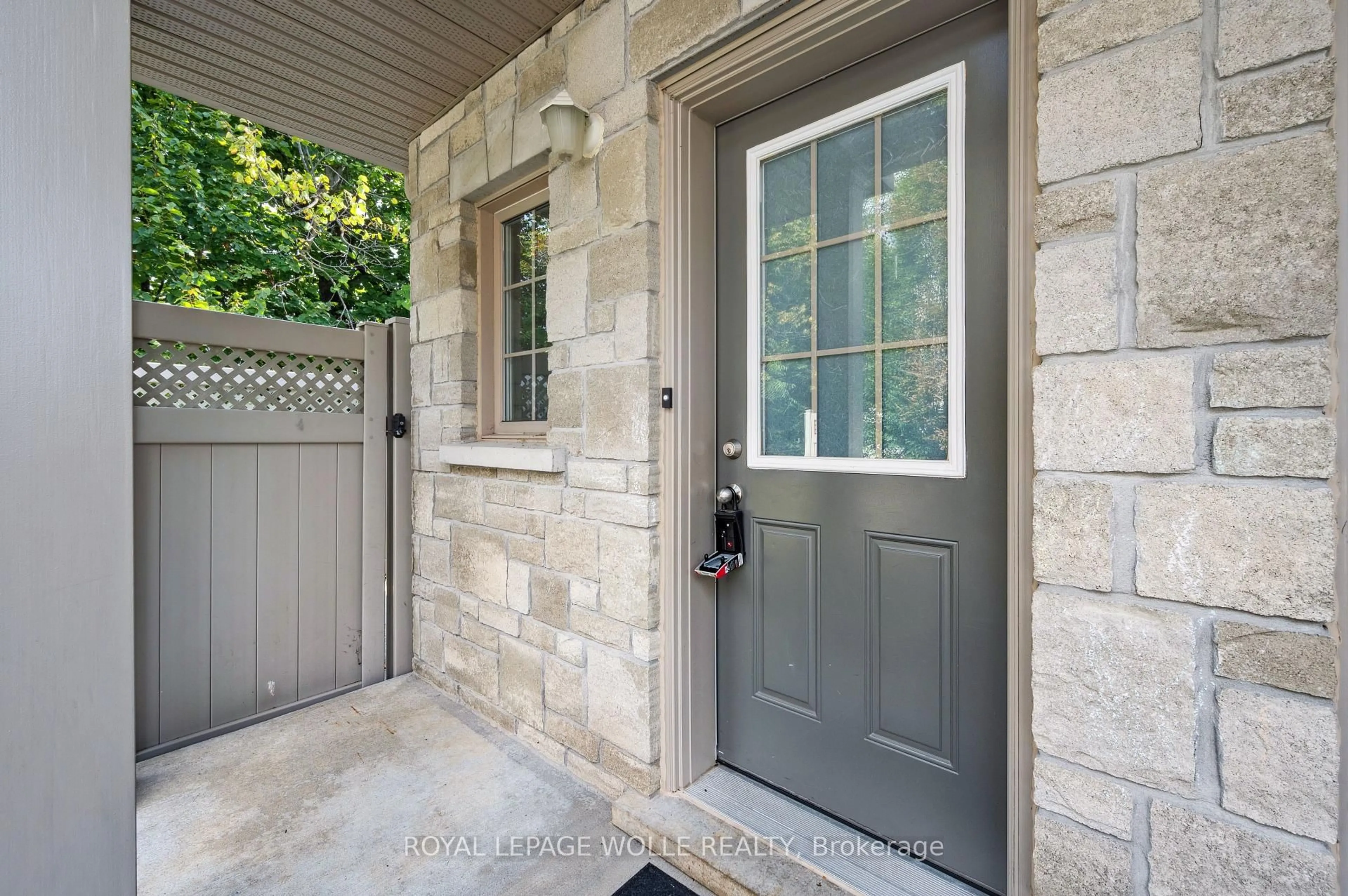 Indoor entryway for 931 Glasgow St #7B, Kitchener Ontario N2N 0B6