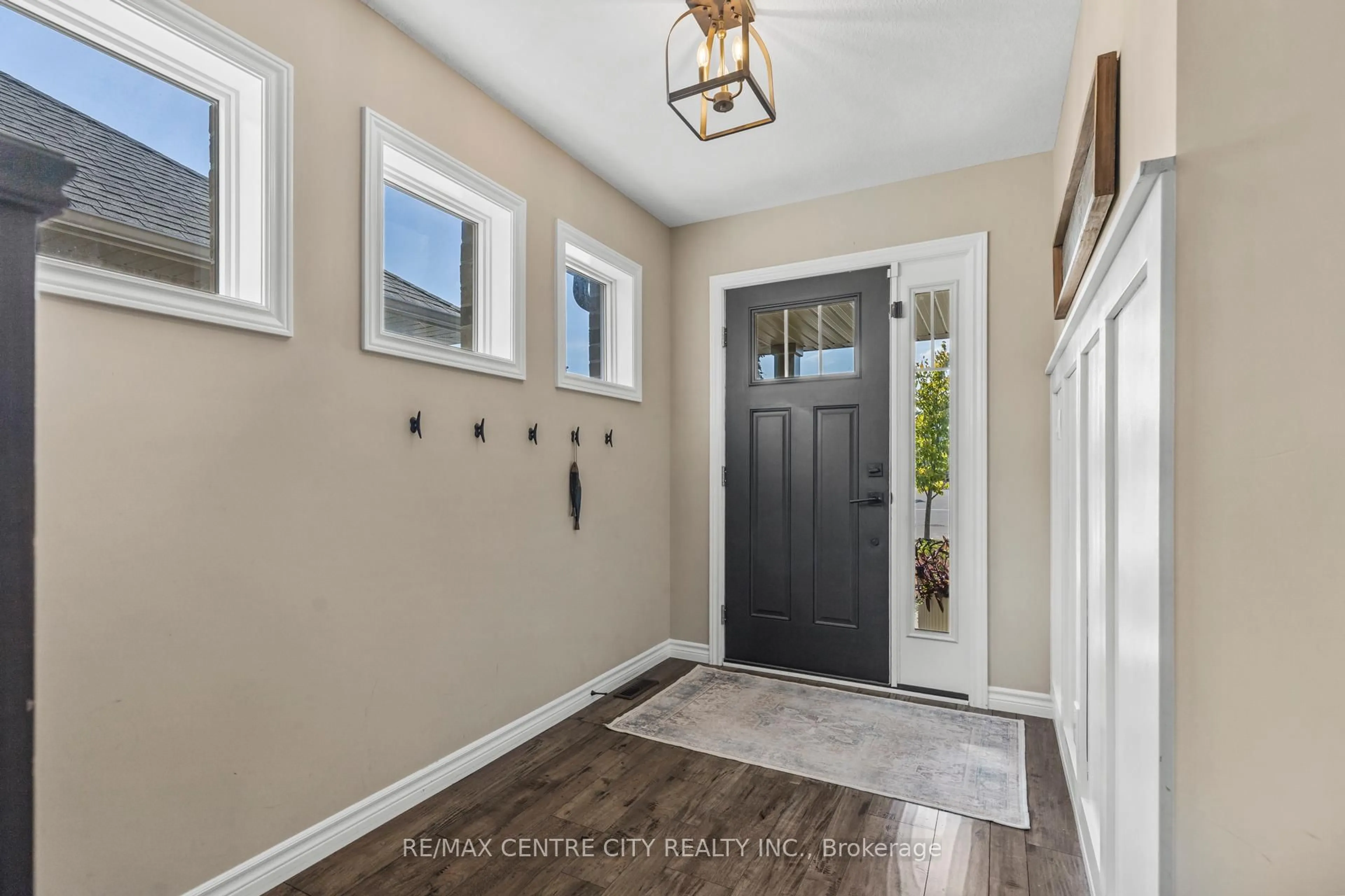 Indoor entryway for 184 Emery St, Central Elgin Ontario N5L 1H5