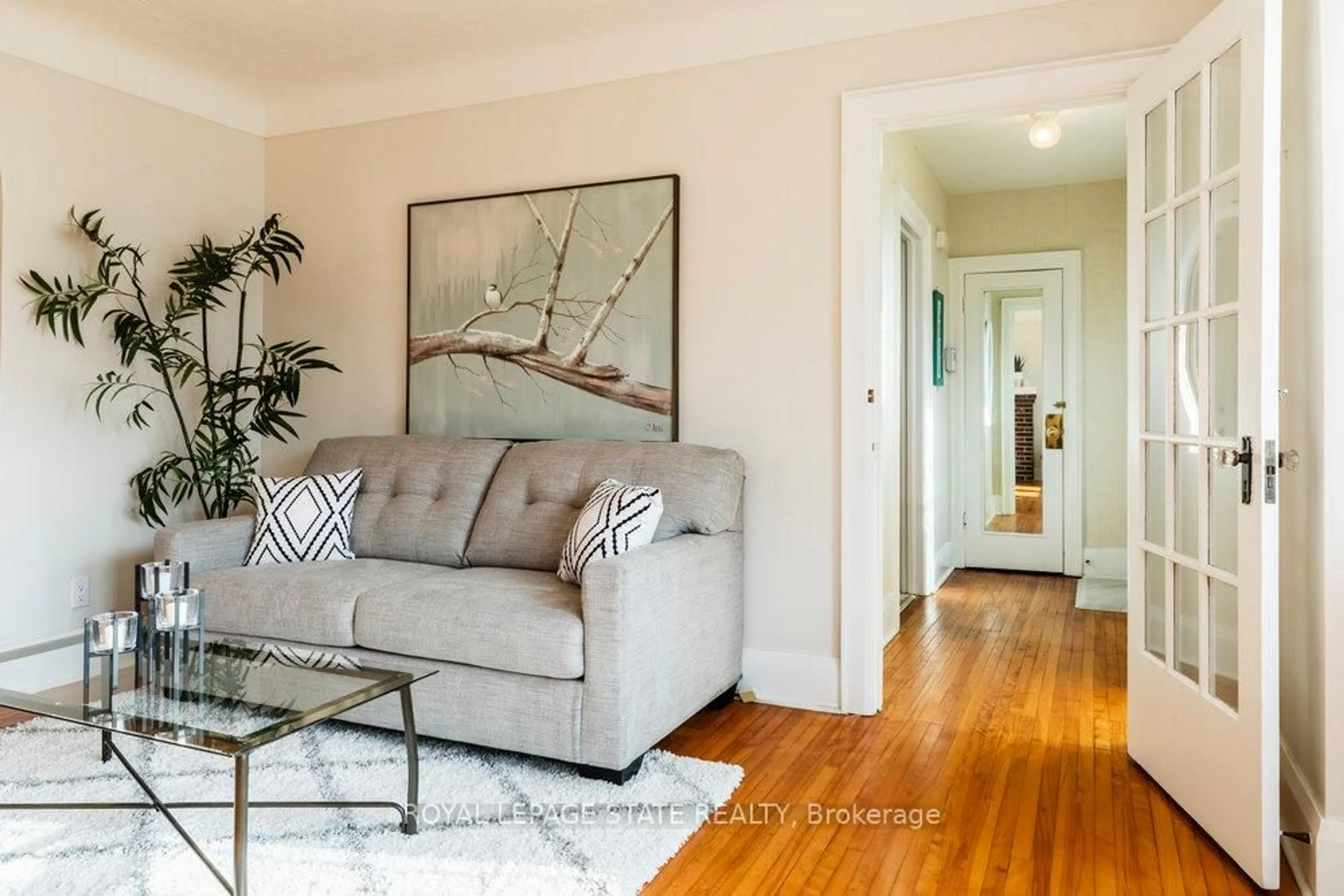 Living room with furniture, unknown for 37 Lower Horning Rd, Hamilton Ontario L8S 3E9