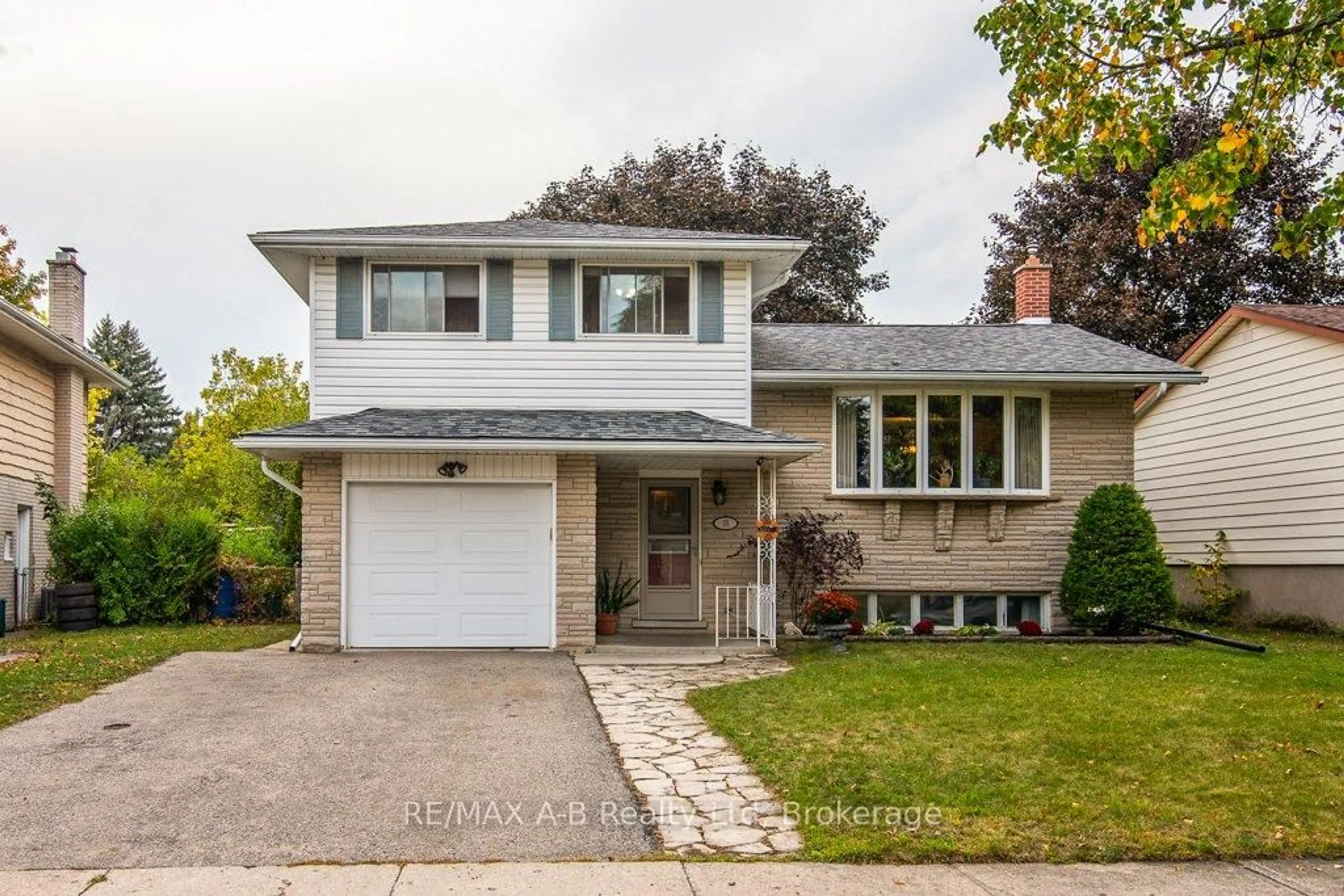 Home with brick exterior material, street for 35 Tecumseh Cres, Kitchener Ontario N2B 2T5