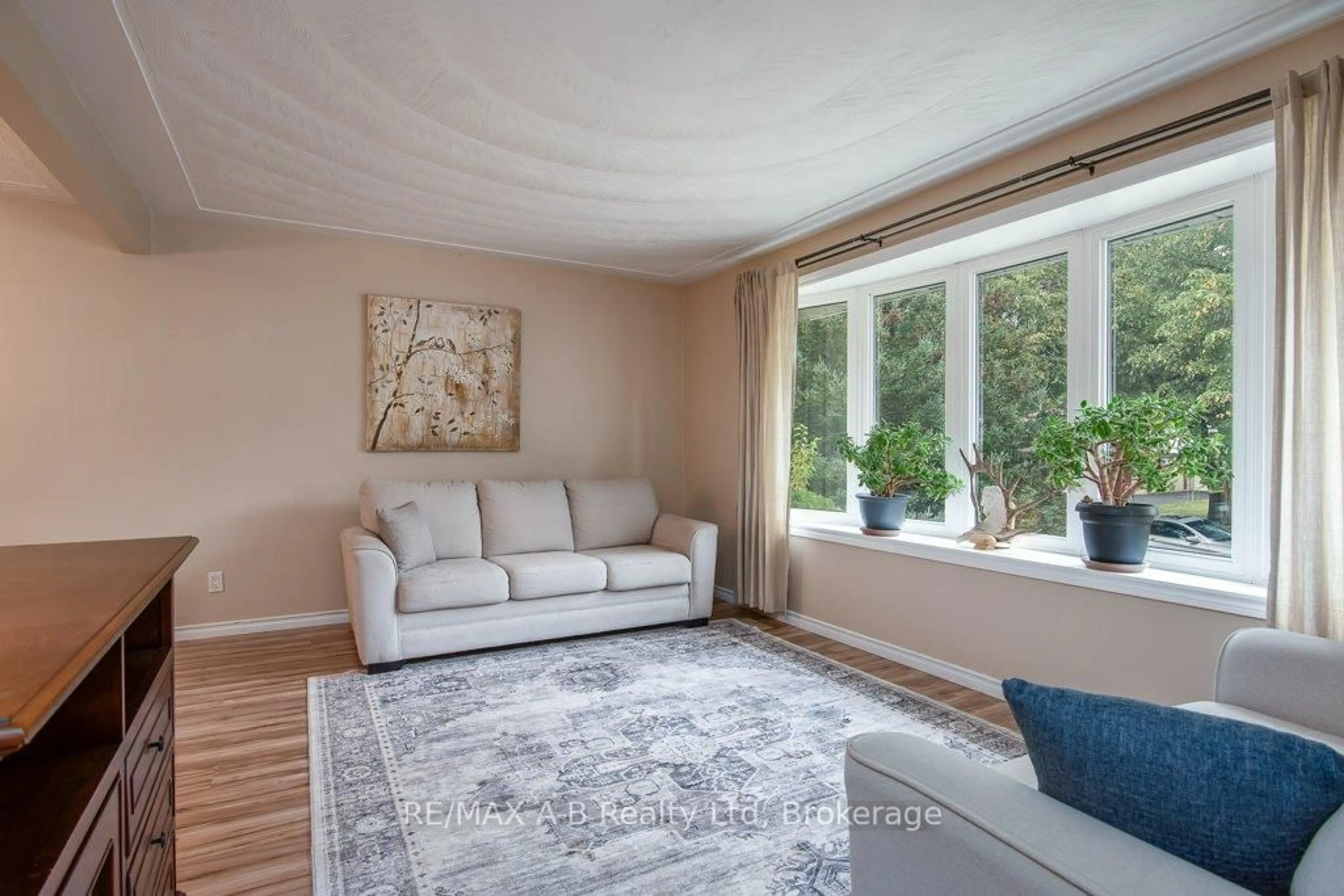 Living room with furniture, unknown for 35 Tecumseh Cres, Kitchener Ontario N2B 2T5
