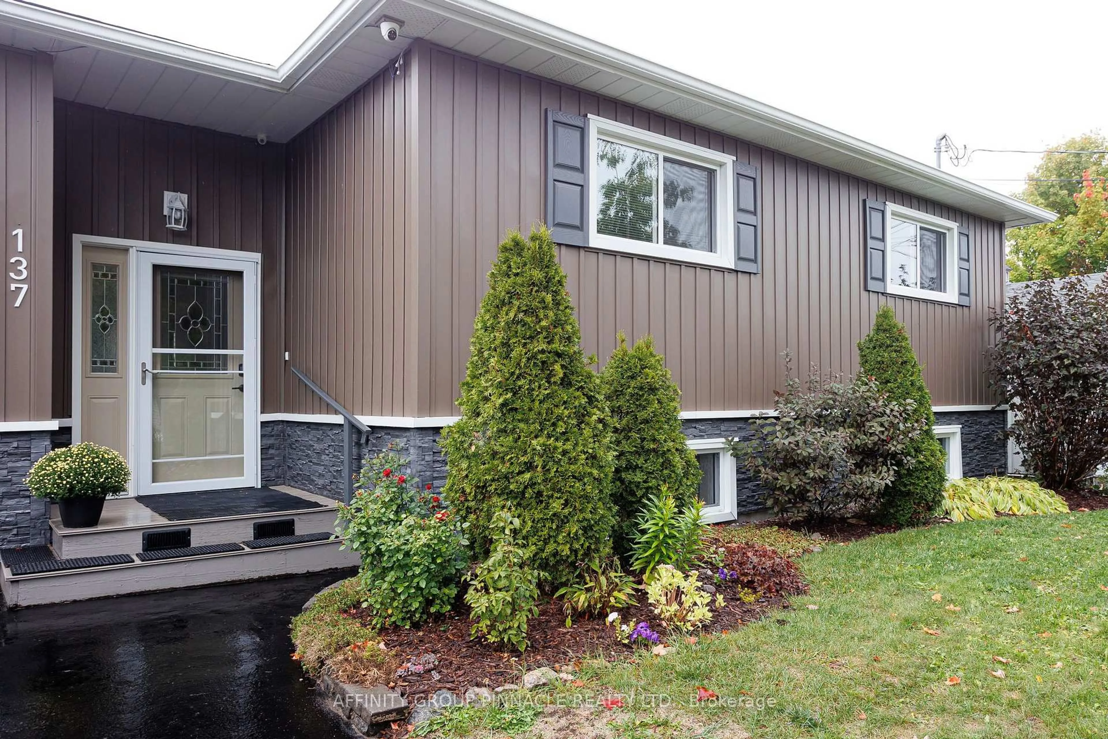 Home with vinyl exterior material, unknown for 137 Queen St, Kawartha Lakes Ontario K0M 1N0