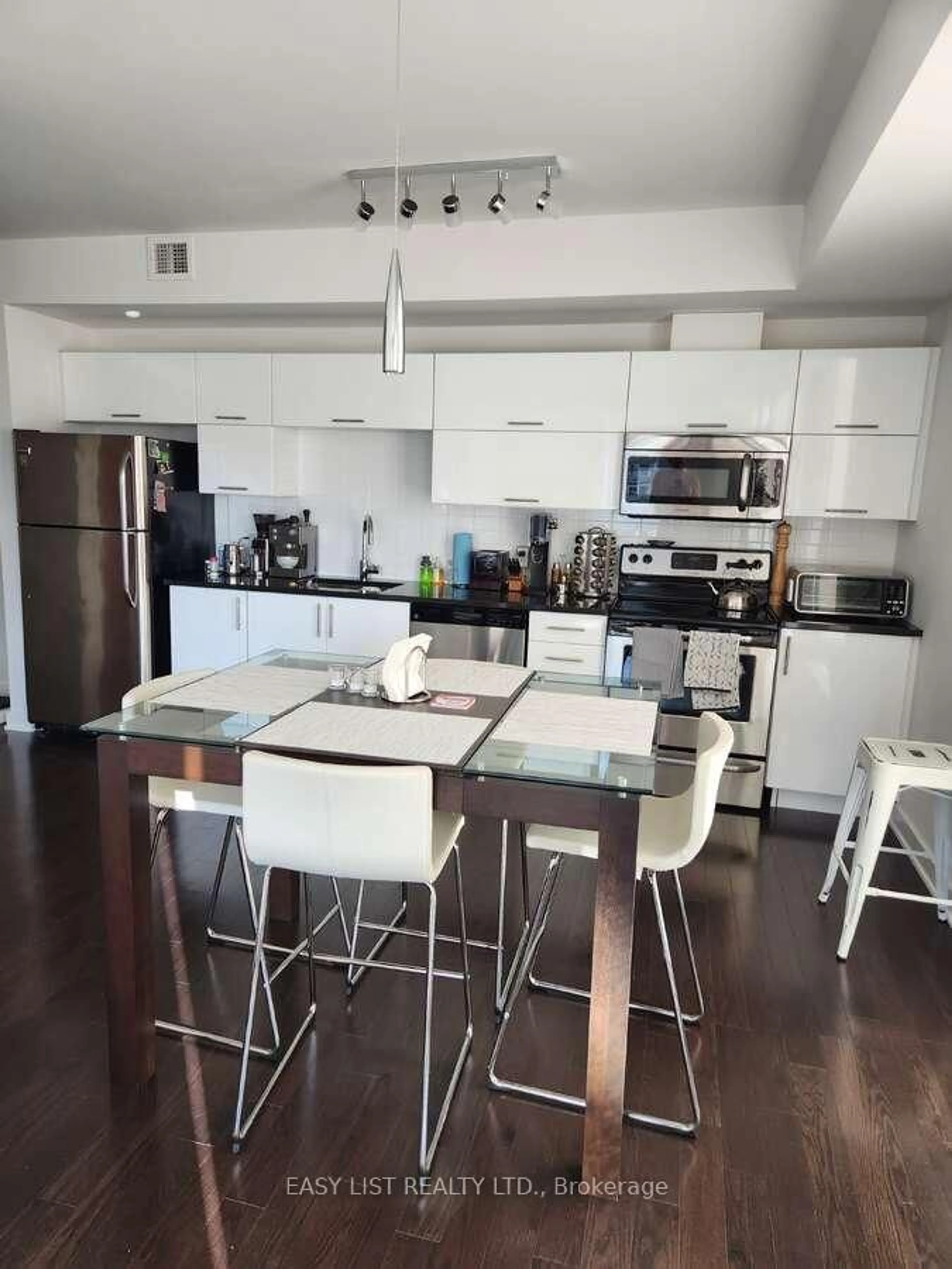 Open concept kitchen, wood/laminate floor for 179 Metcalfe St #606, Ottawa Ontario K2P 1P7