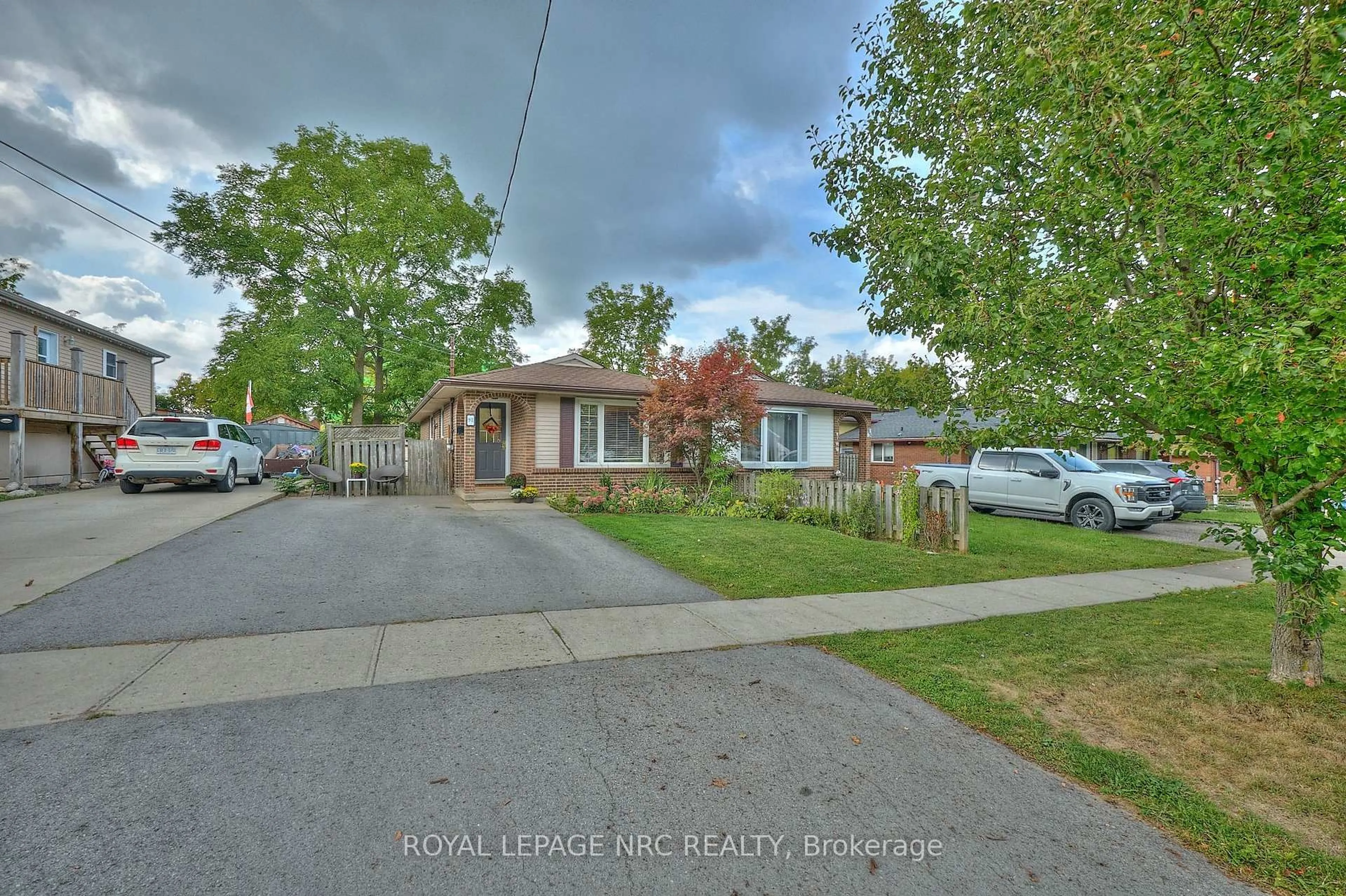 A pic from outside/outdoor area/front of a property/back of a property/a pic from drone, street for 91 Chapel St, Thorold Ontario L2V 2E5