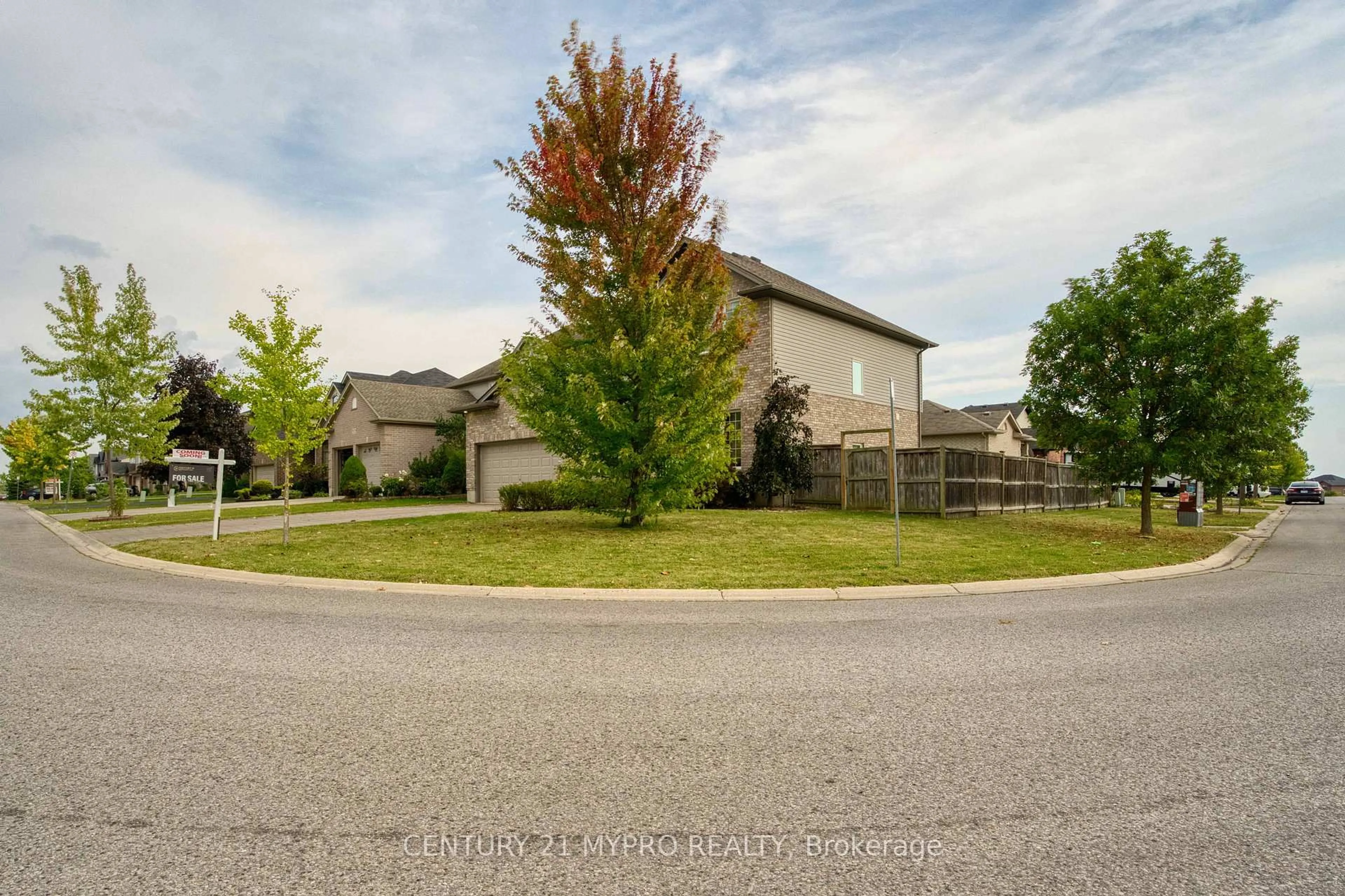A pic from outside/outdoor area/front of a property/back of a property/a pic from drone, street for 1235 Oakcrossing Rd, London North Ontario N6H 0C2