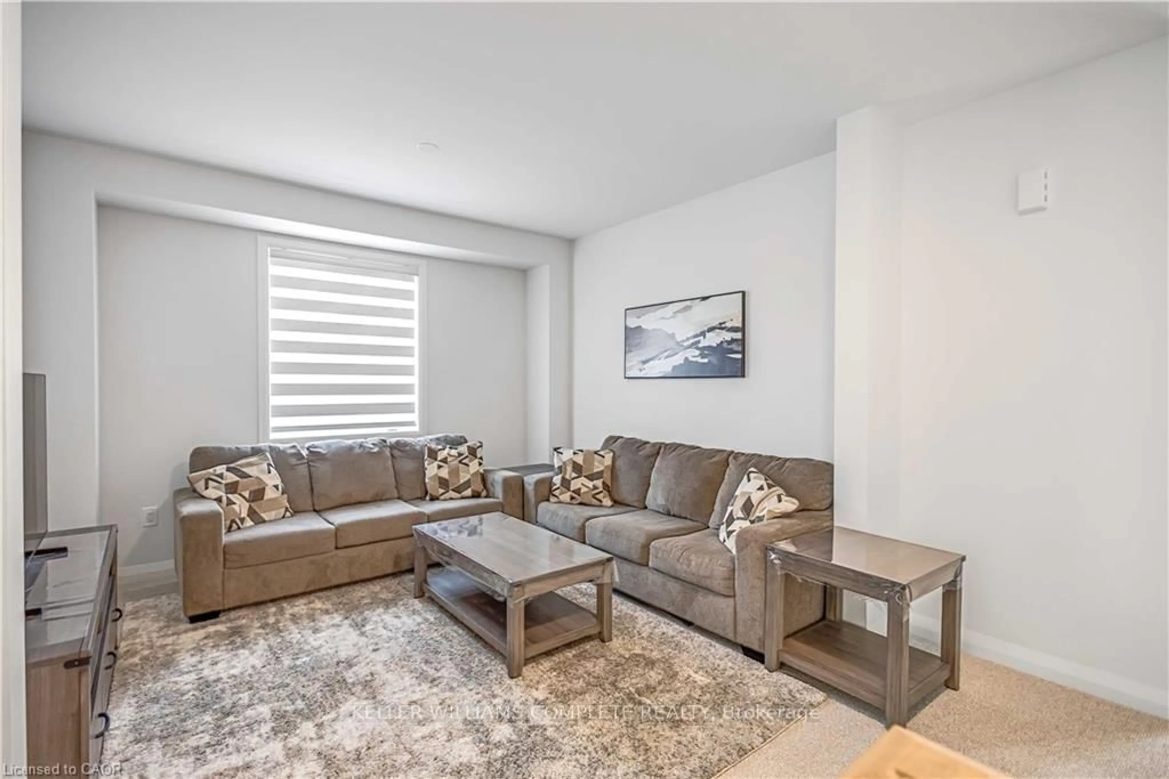 Living room with furniture, unknown for 92 SHADY OAKS Tr, Hamilton Ontario L9B 0K6