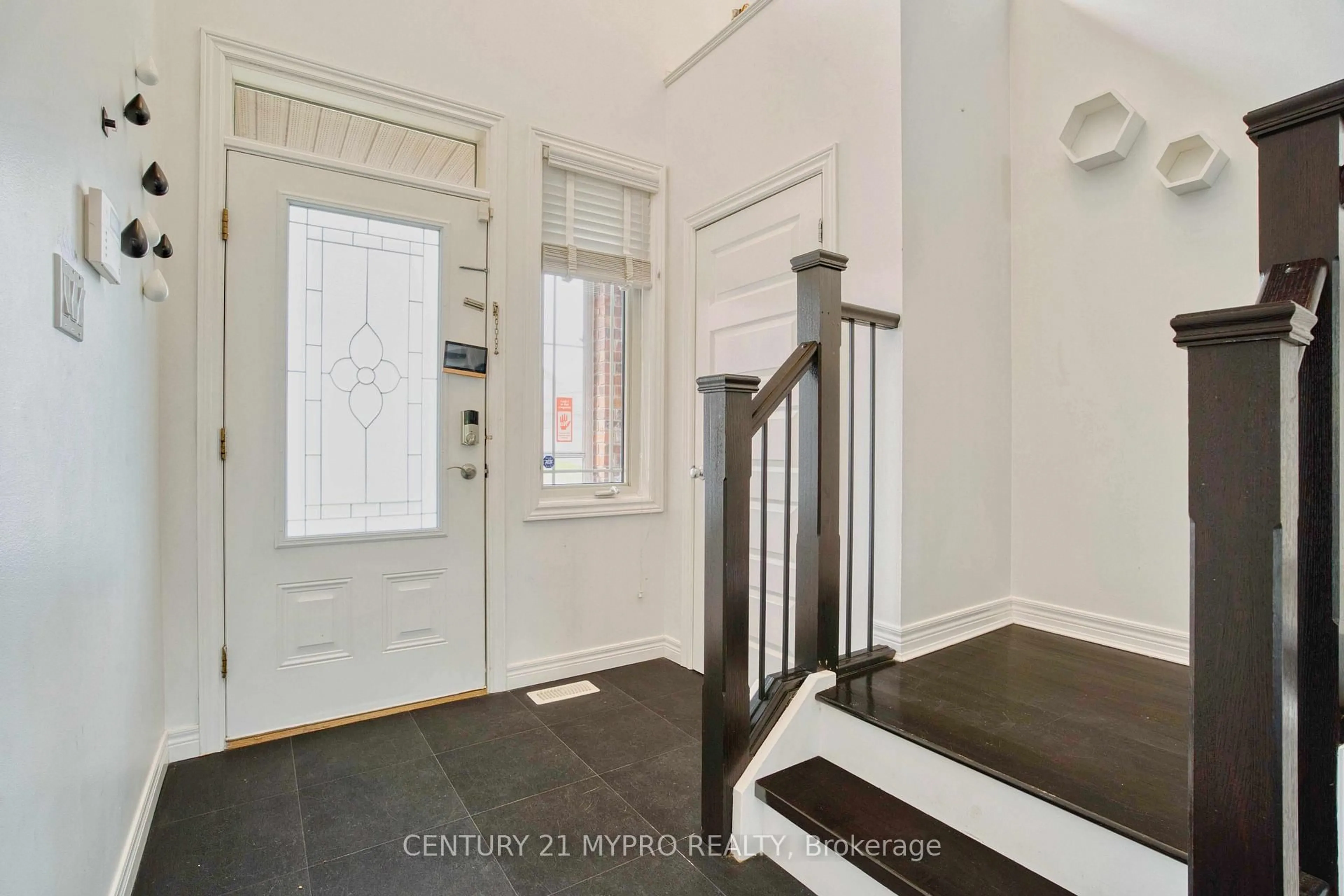 Indoor entryway for 1036 Oakcrossing Rd, London North Ontario N6H 0A8