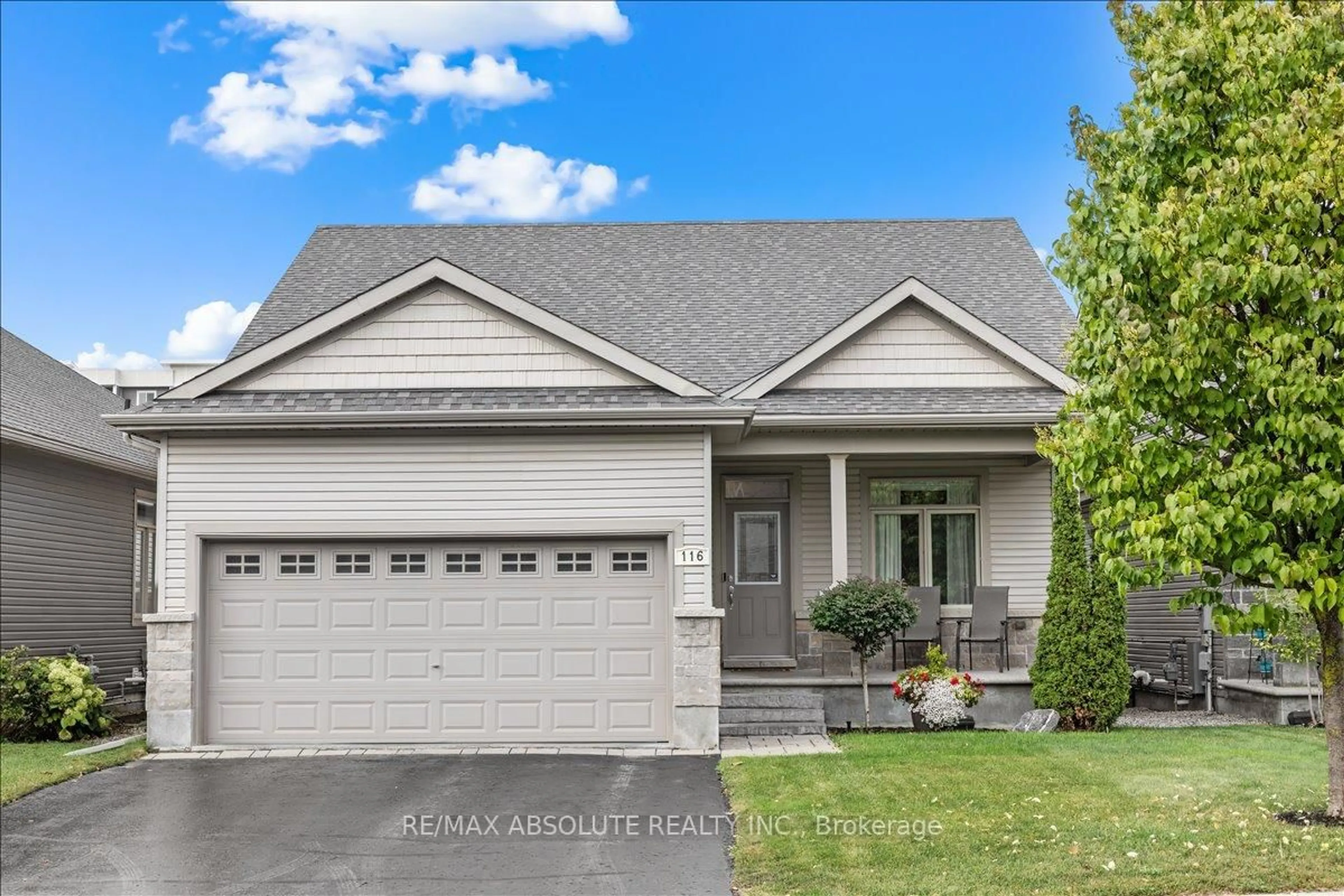 Home with vinyl exterior material, street for 116 Elfin Grve, Stittsville Ontario K2V 0B7
