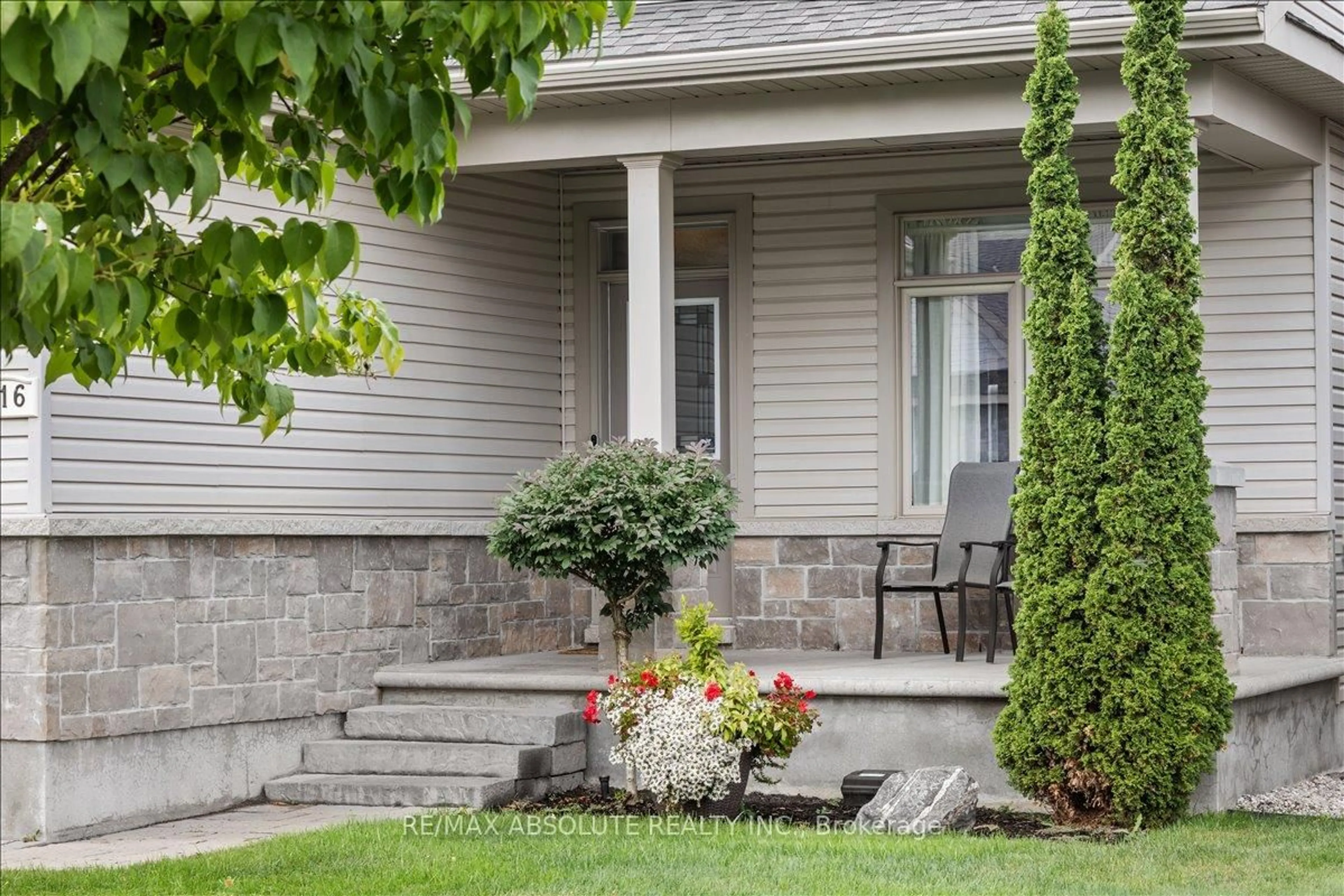 Patio, street for 116 Elfin Grve, Stittsville Ontario K2V 0B7