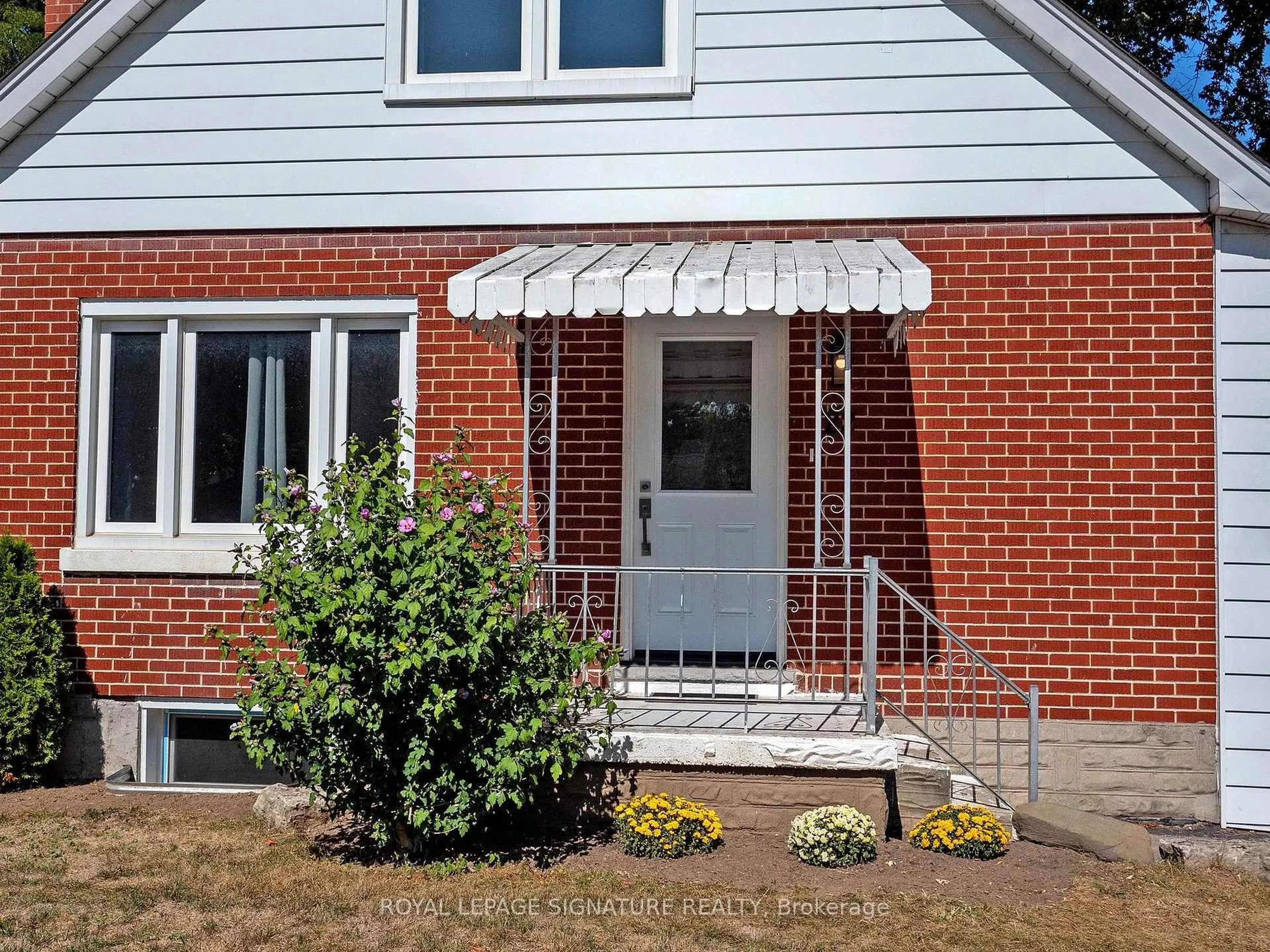 Home with vinyl exterior material, street for 22 Sherwood Ave, Kitchener Ontario N2B 1J9