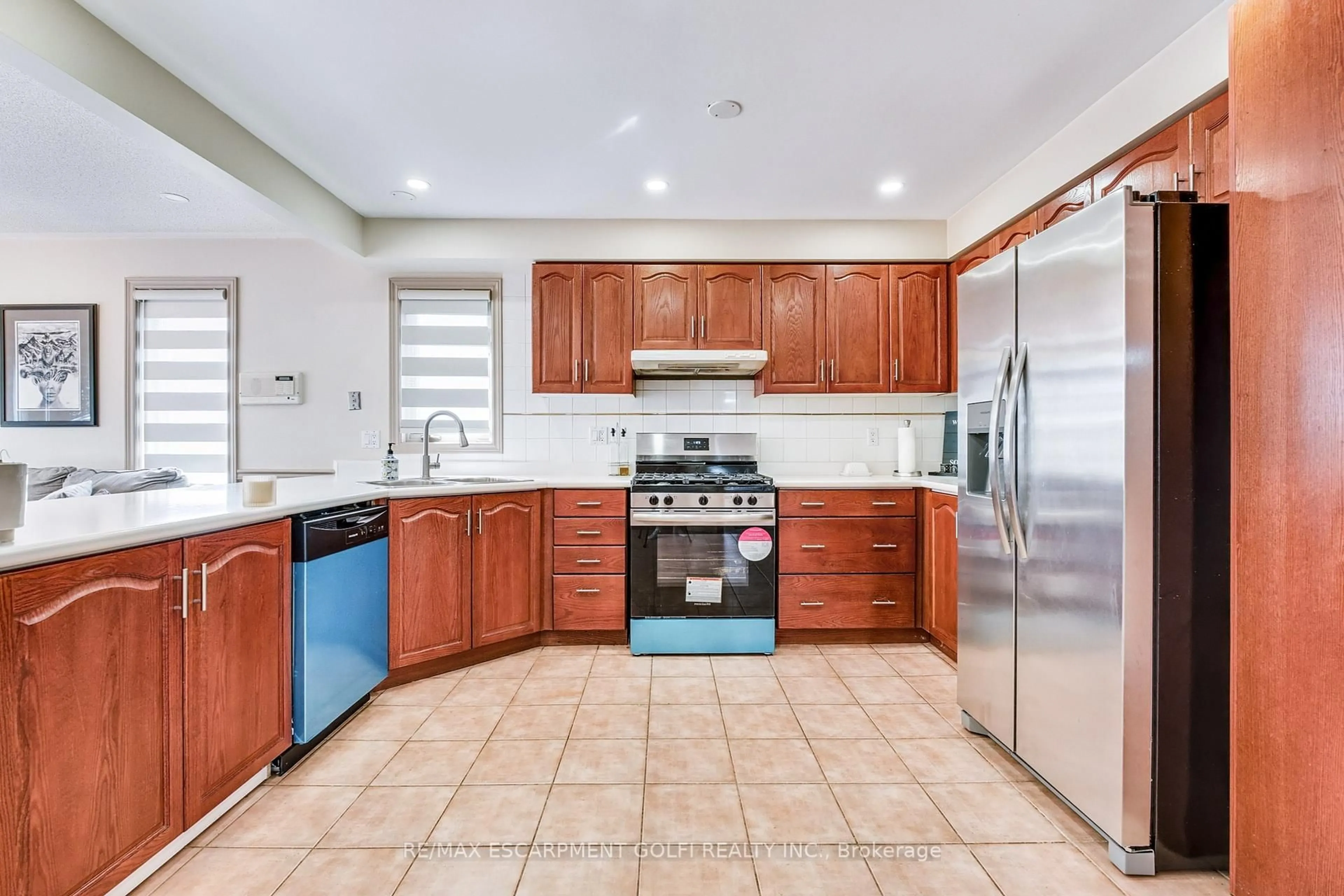 Standard kitchen, ceramic/tile floor for 113 Meadowlands Blvd, Hamilton Ontario L9K 1H8