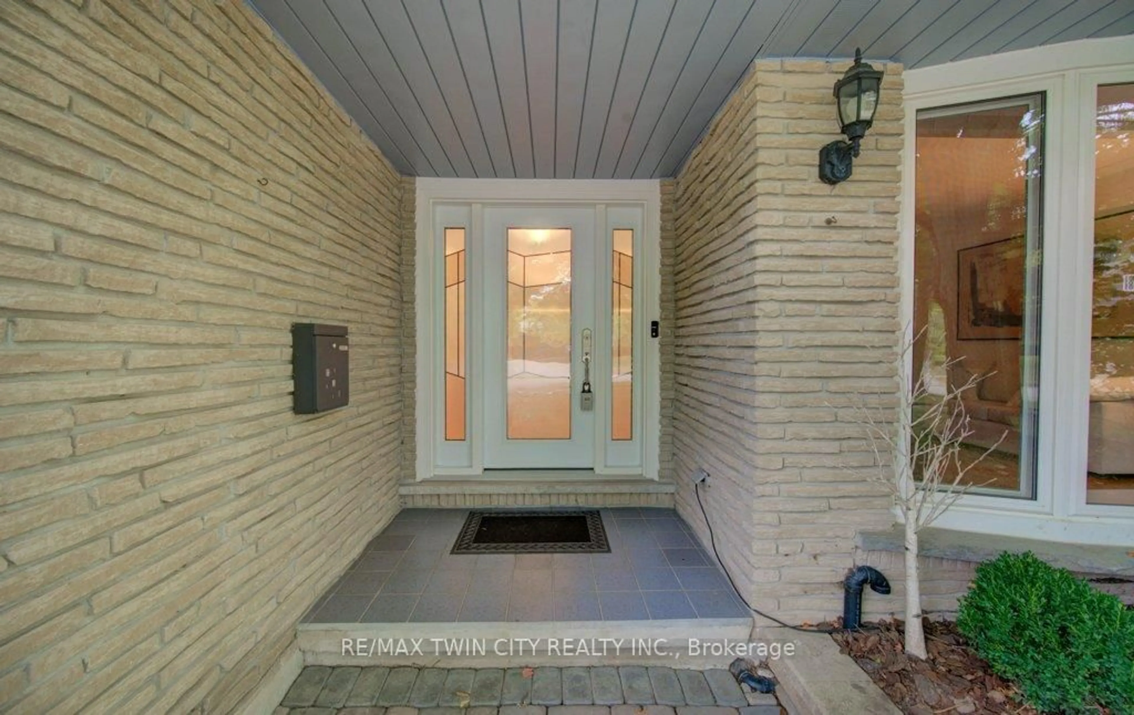 Indoor entryway for 299 Hiawatha Dr, Waterloo Ontario N2L 2V9