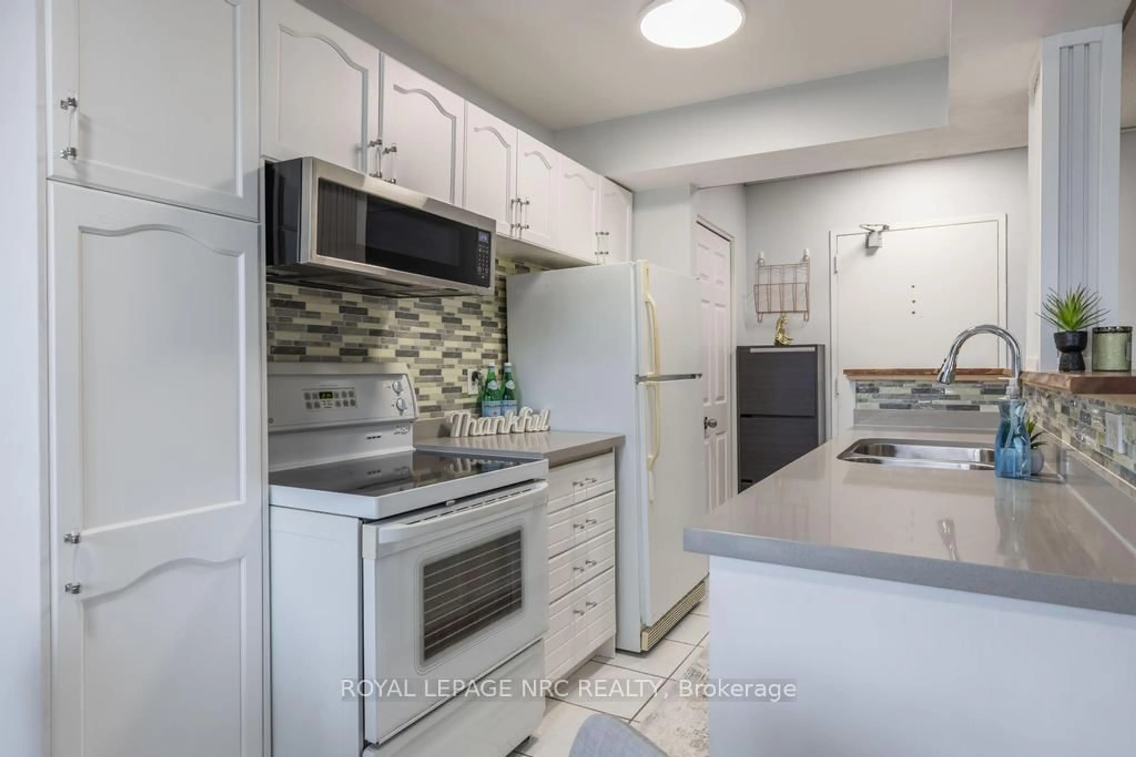 Standard kitchen, ceramic/tile floor for 851 Queenston Rd #104, Hamilton Ontario L8G 1B4