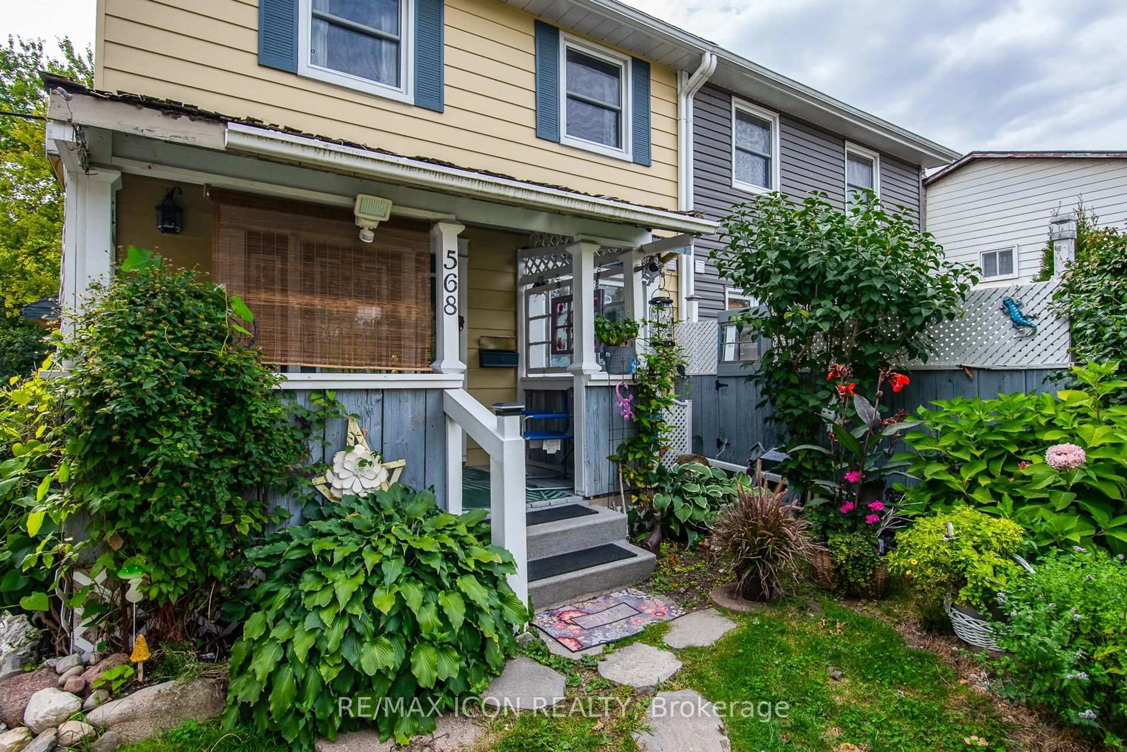 Home with vinyl exterior material, street for 568 Strasburg Rd, Kitchener Ontario N2E 1T8