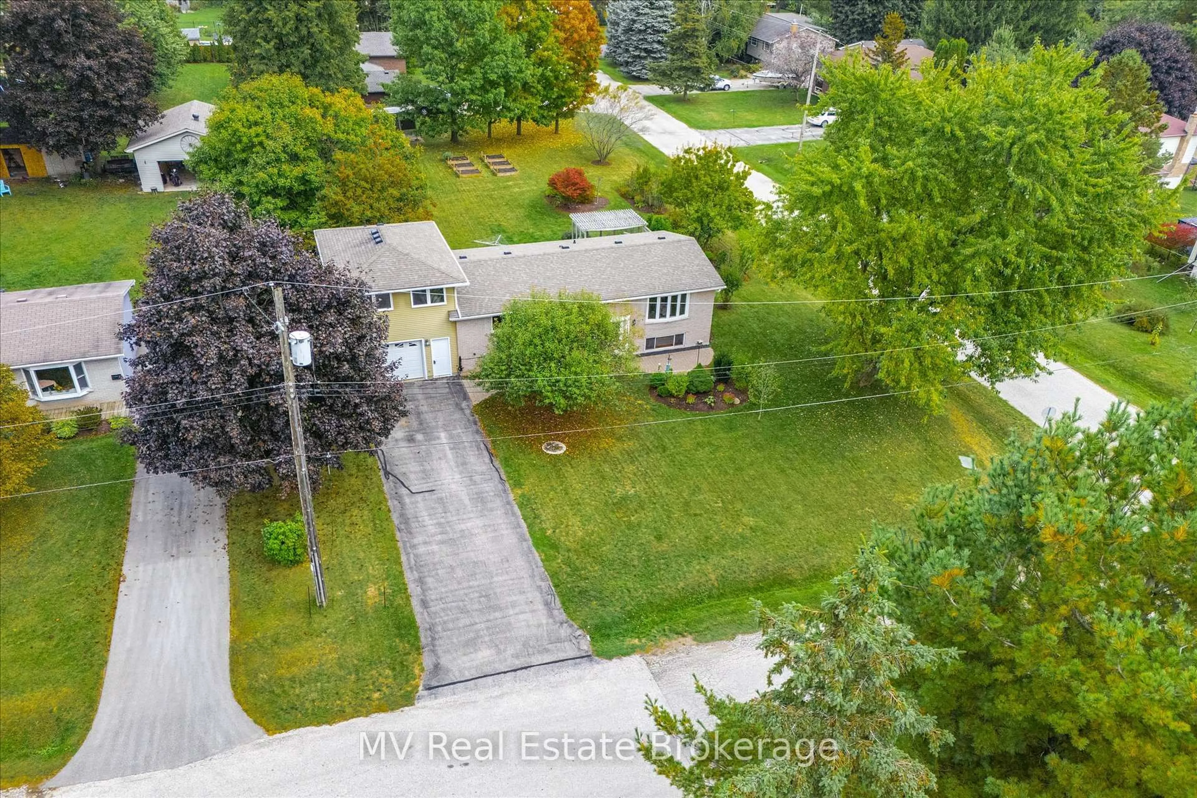 A pic from outside/outdoor area/front of a property/back of a property/a pic from drone, street for 120 CanRobert St, Centre Wellington Ontario N1M 3C1