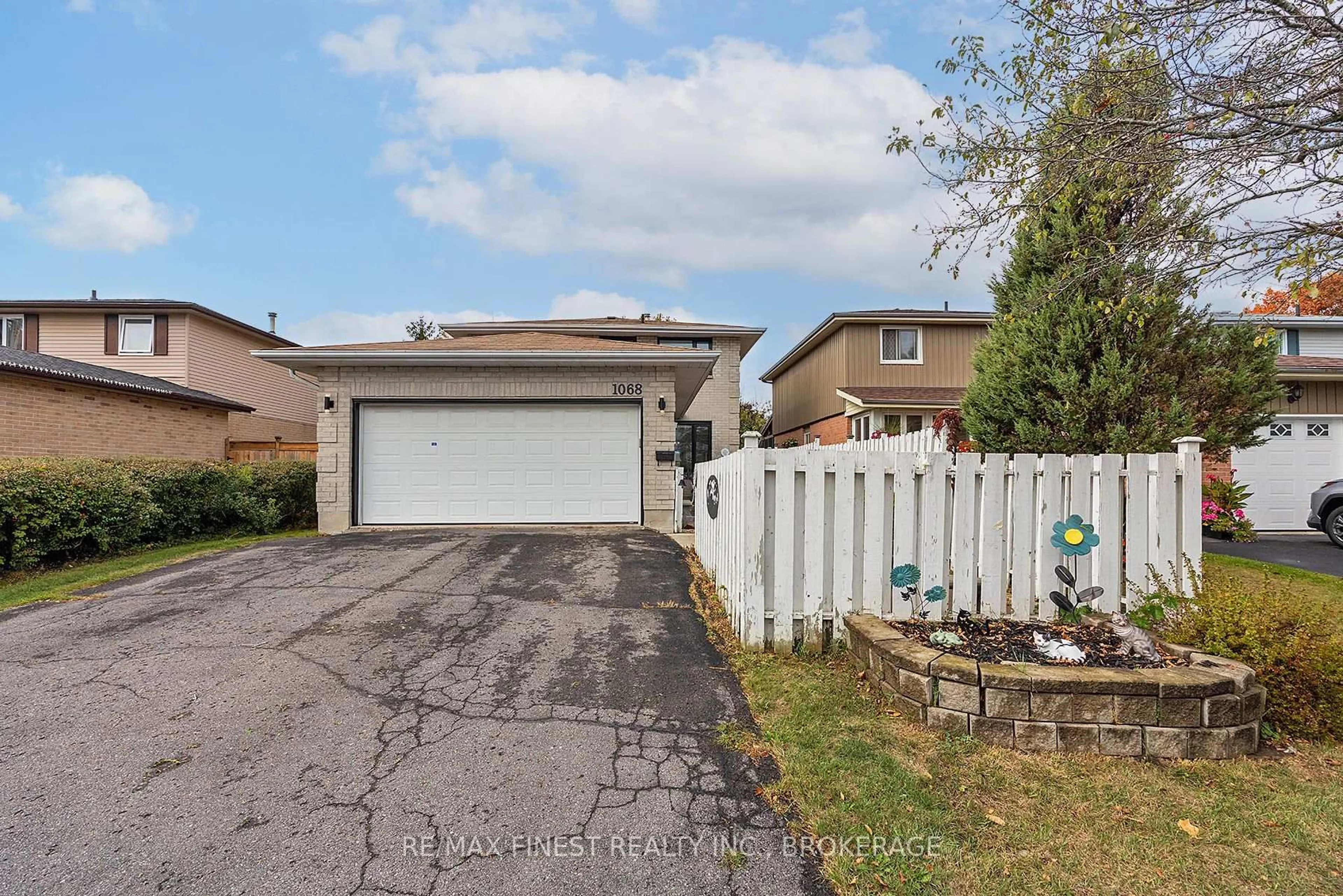 A pic from outside/outdoor area/front of a property/back of a property/a pic from drone, street for 1068 Willowood Dr, Kingston Ontario K7P 1Z3