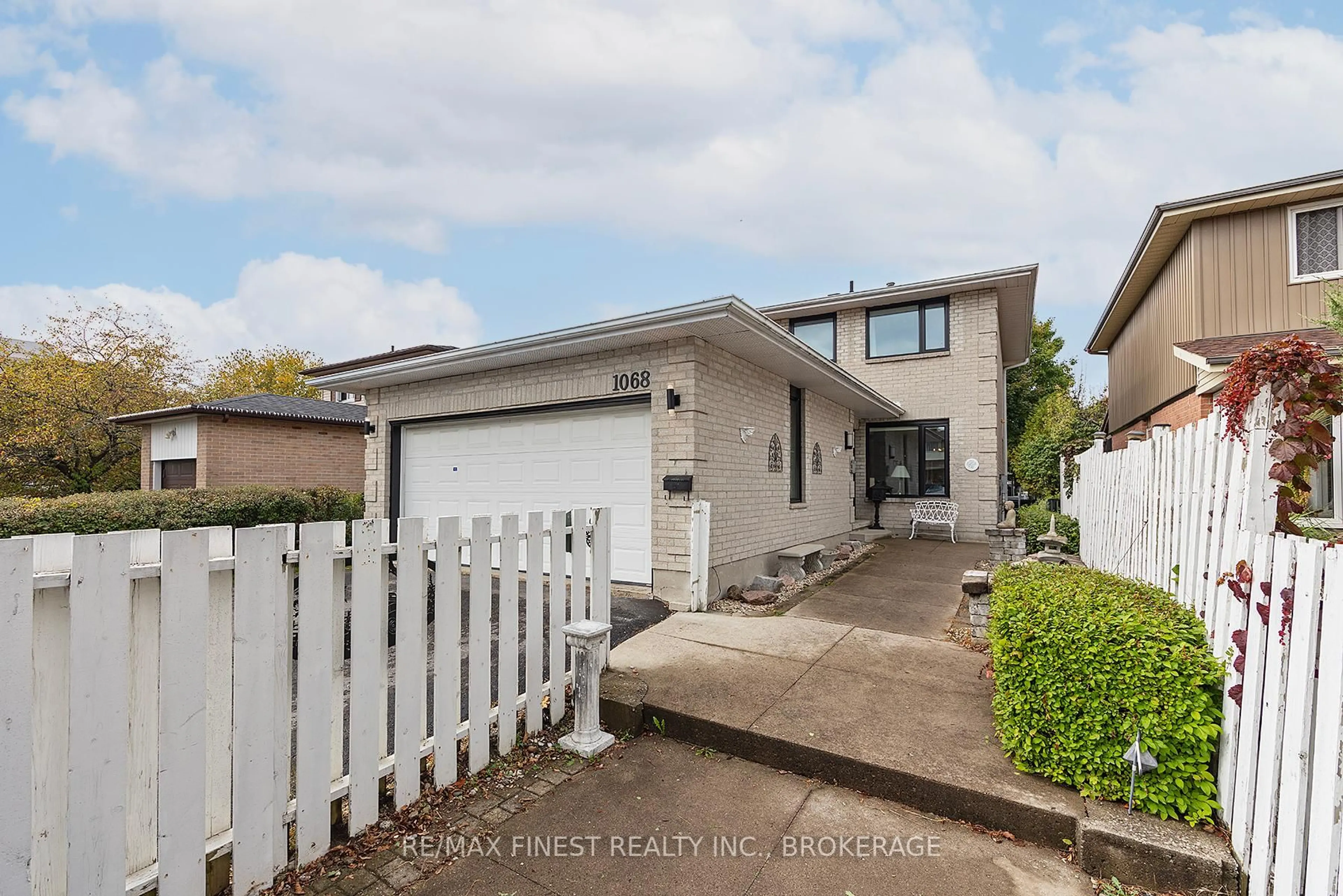 A pic from outside/outdoor area/front of a property/back of a property/a pic from drone, street for 1068 Willowood Dr, Kingston Ontario K7P 1Z3
