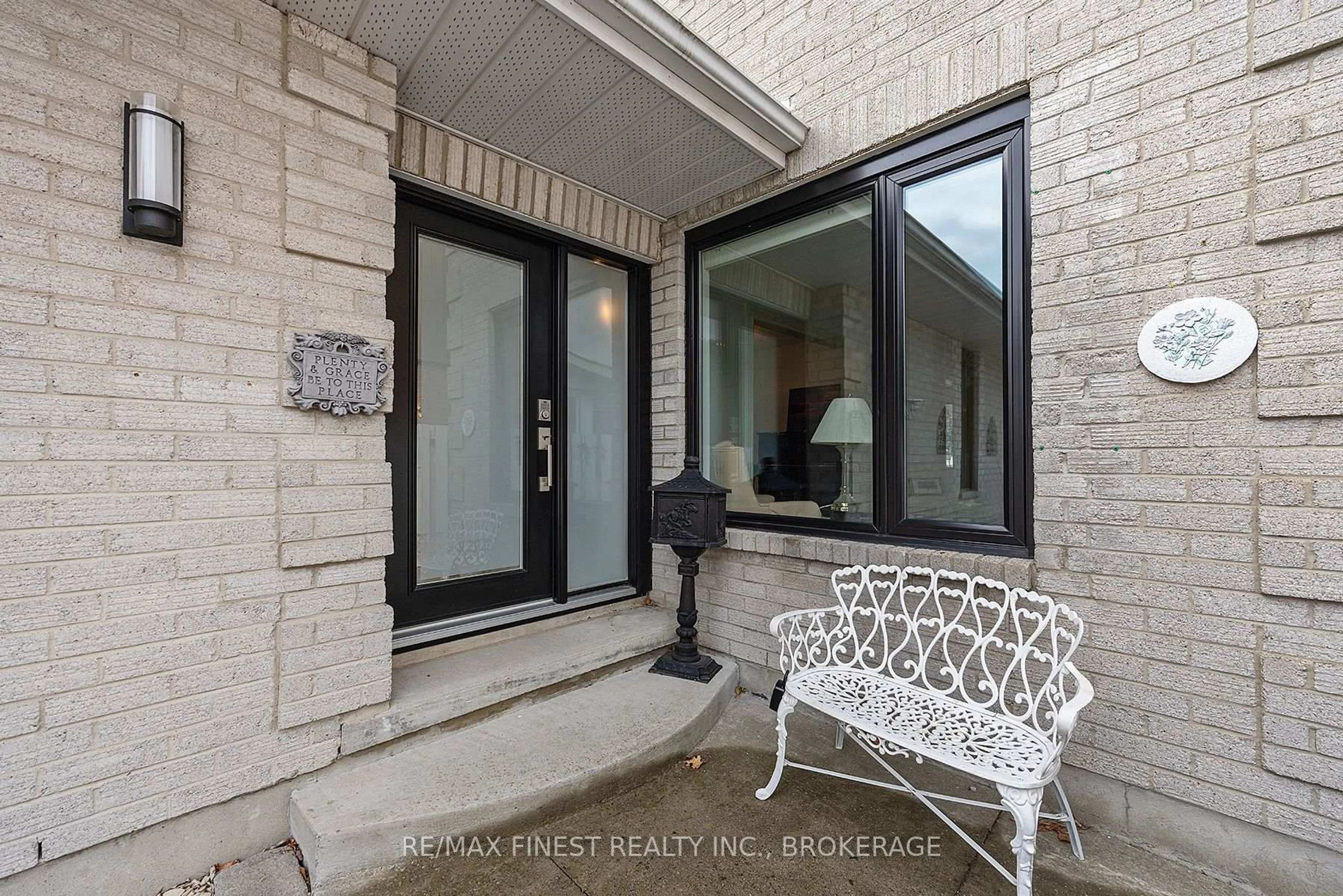 Indoor entryway for 1068 Willowood Dr, Kingston Ontario K7P 1Z3