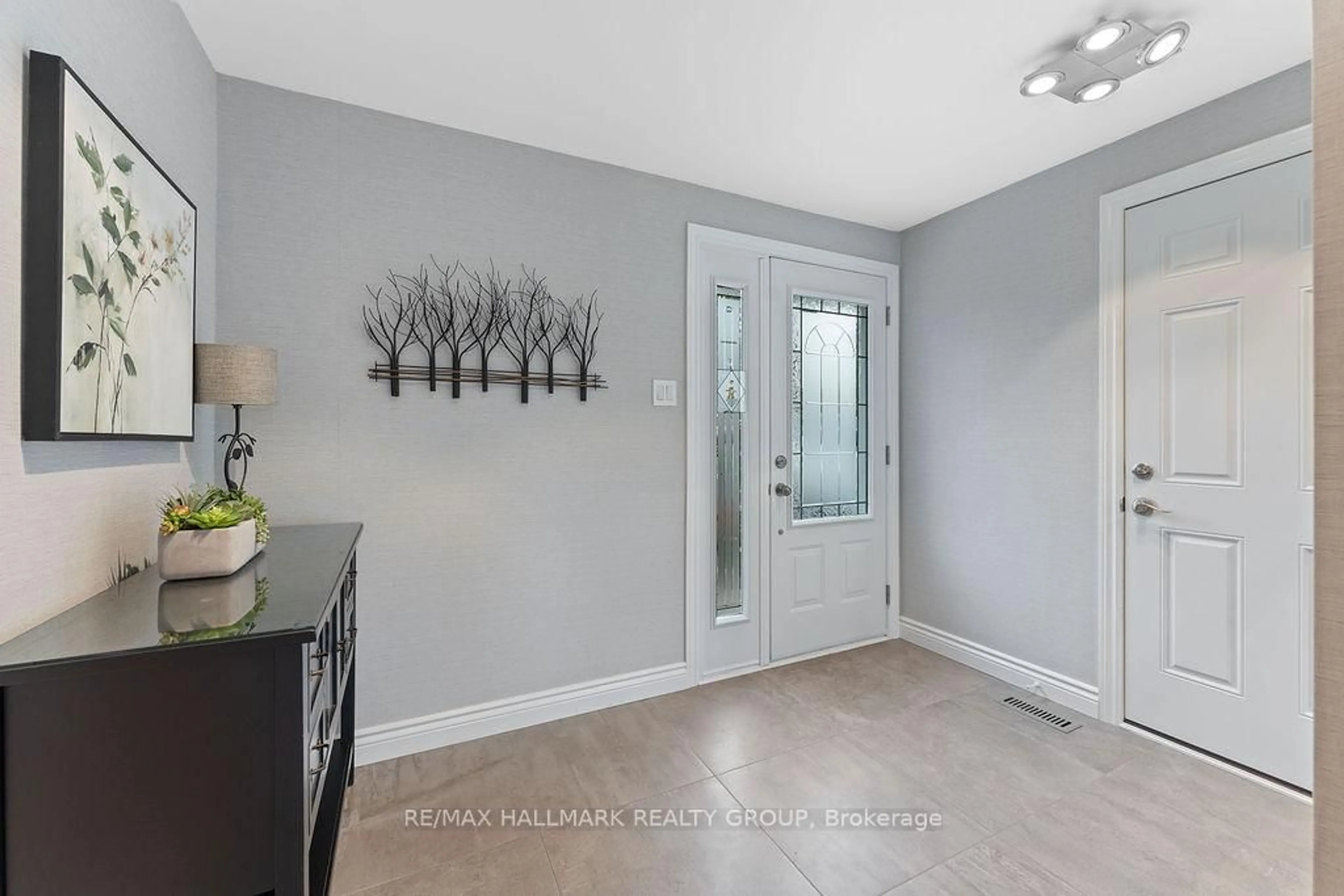 Indoor entryway for 1570 Marcoux Dr, Orleans Ontario K1E 2J9
